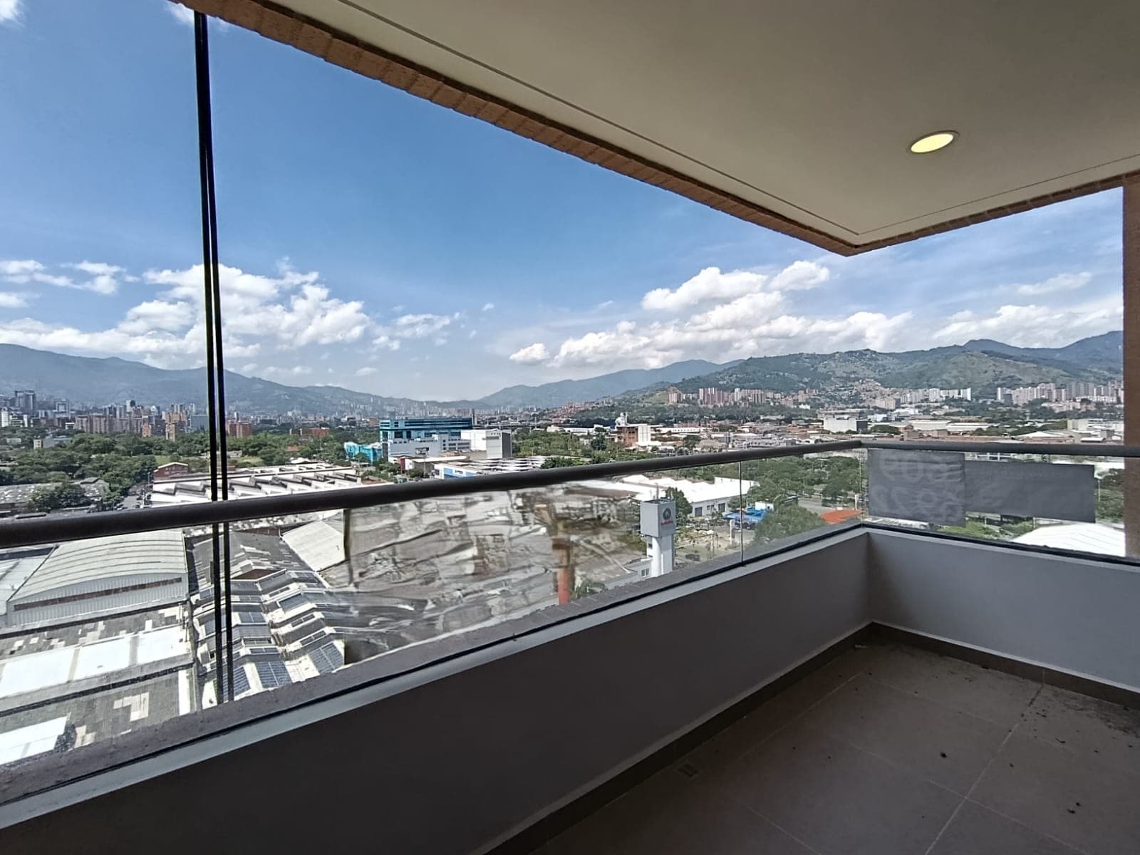 Apartamento en arriendo en Ciudad del Rio, El Poblado, Medellín — foto 1 de 12