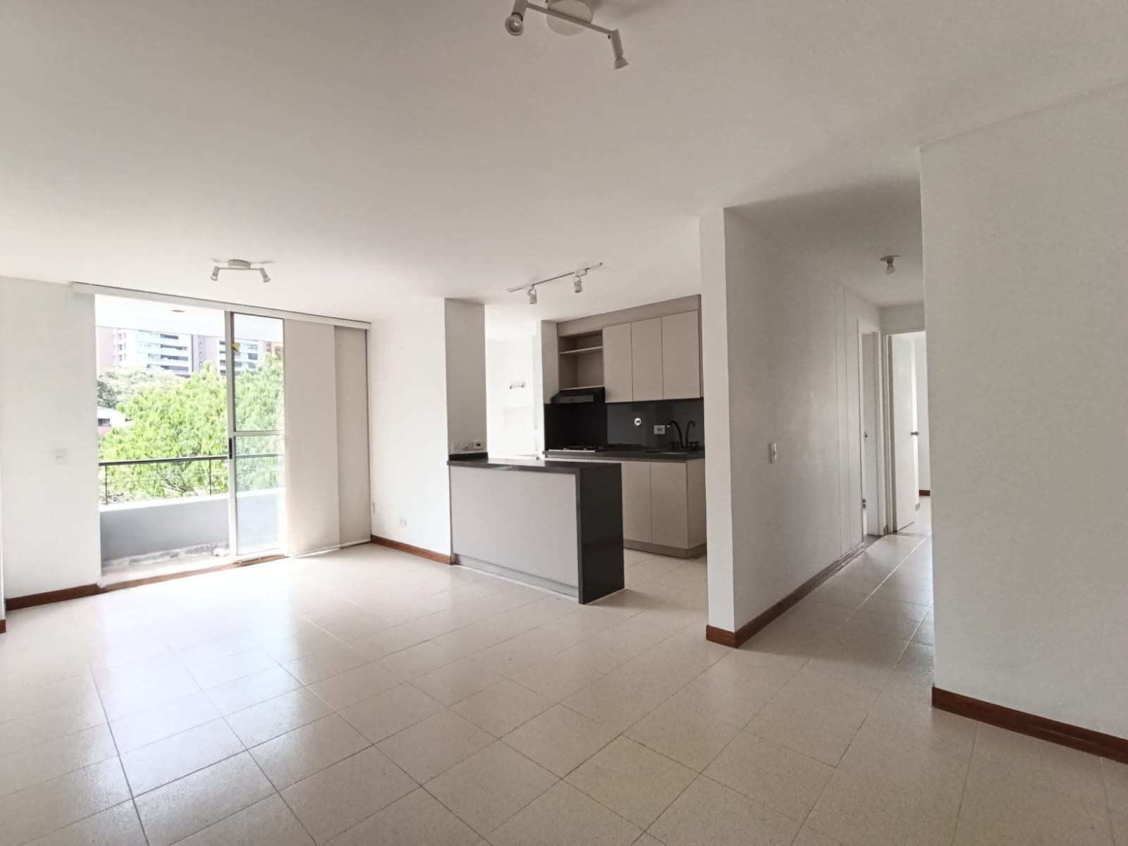 Apartamento en arriendo en Aguacatala, El Poblado, Medellín — foto 1 de 15