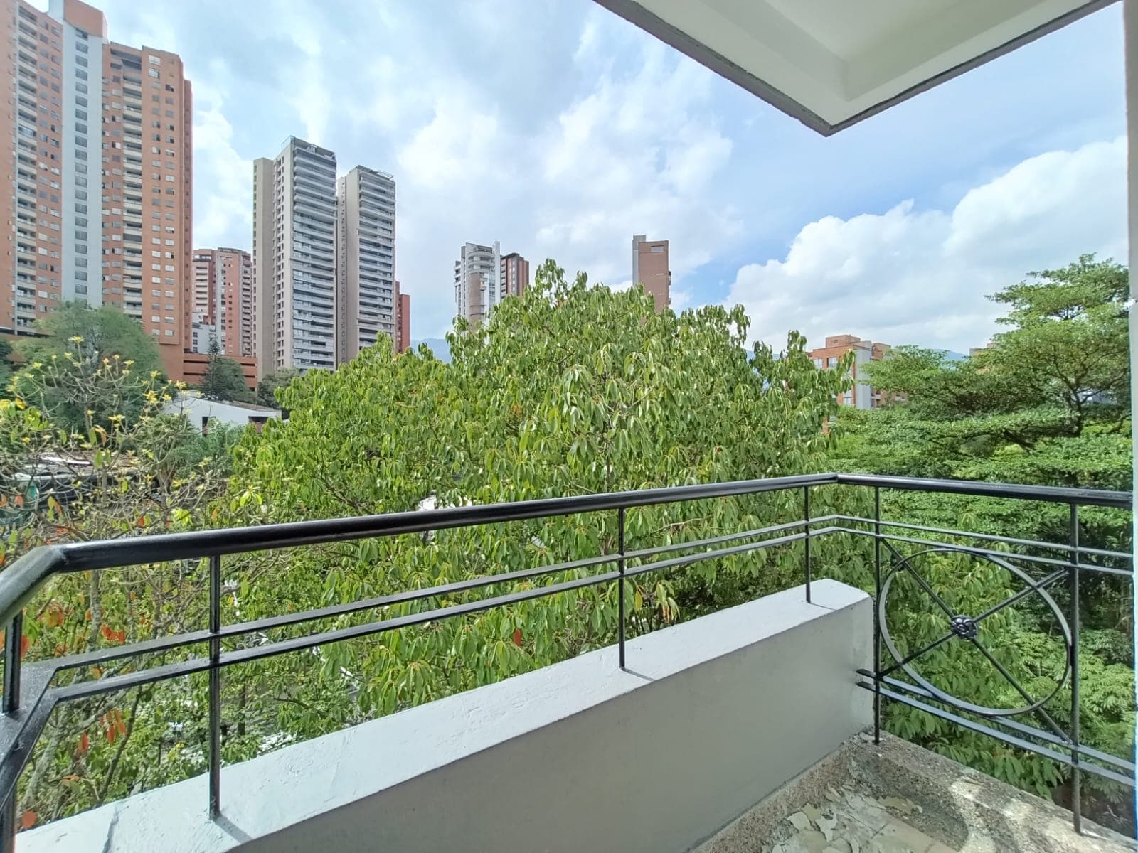 Apartamento en arriendo en Aguacatala, El Poblado, Medellín — foto 2 de 15