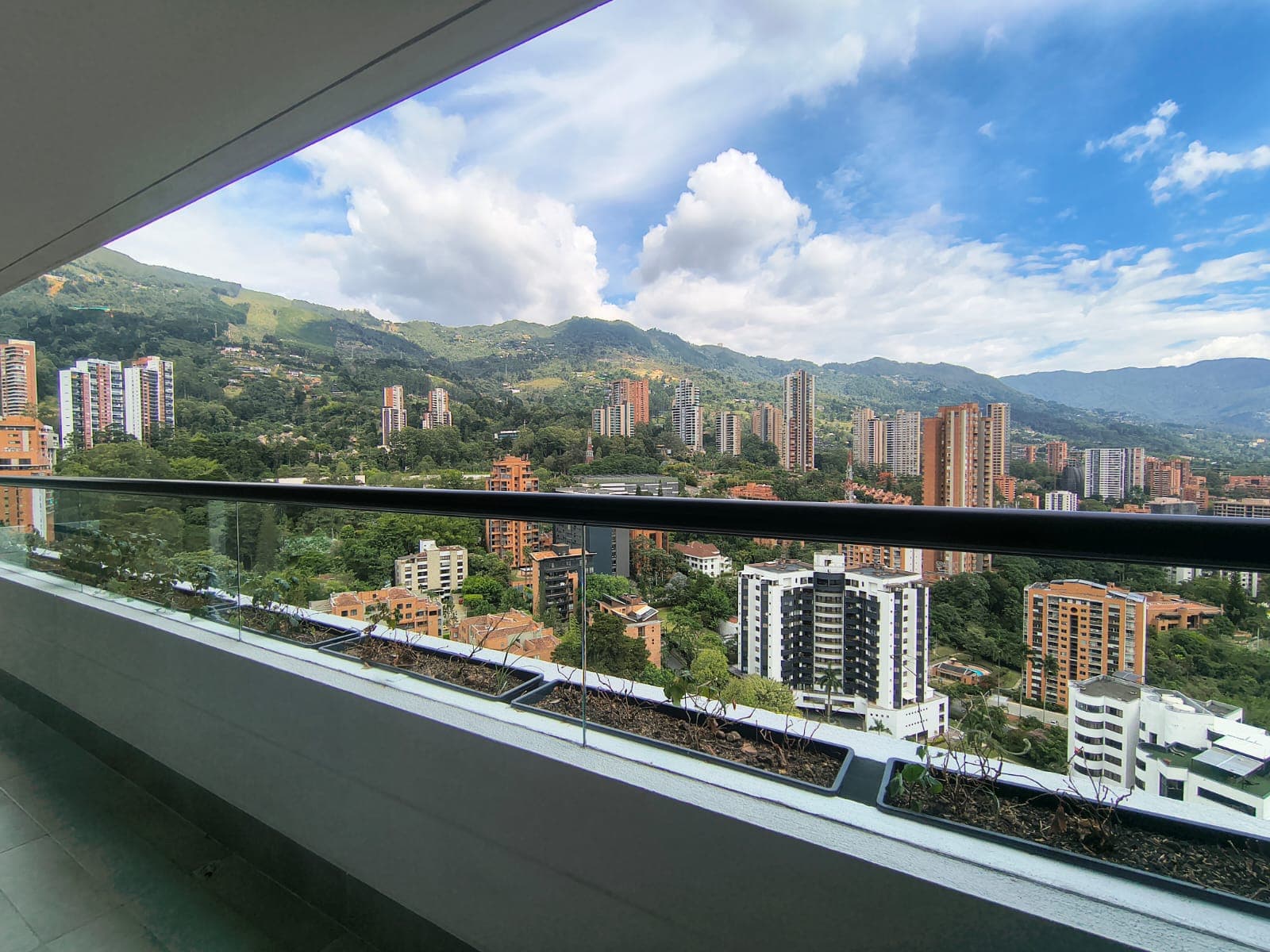 Apartamento en arriendo en Los Balsos, El Poblado, Medellín — foto 1 de 13