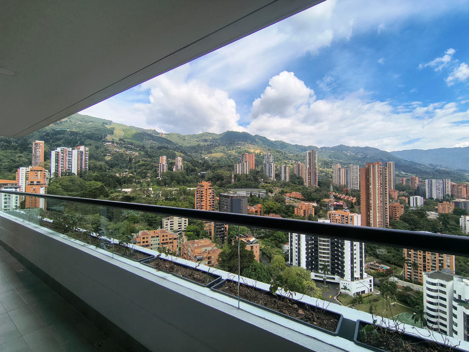 Apartamento en arriendo en Los Balsos, El Poblado, Medellín — foto 2 de 13