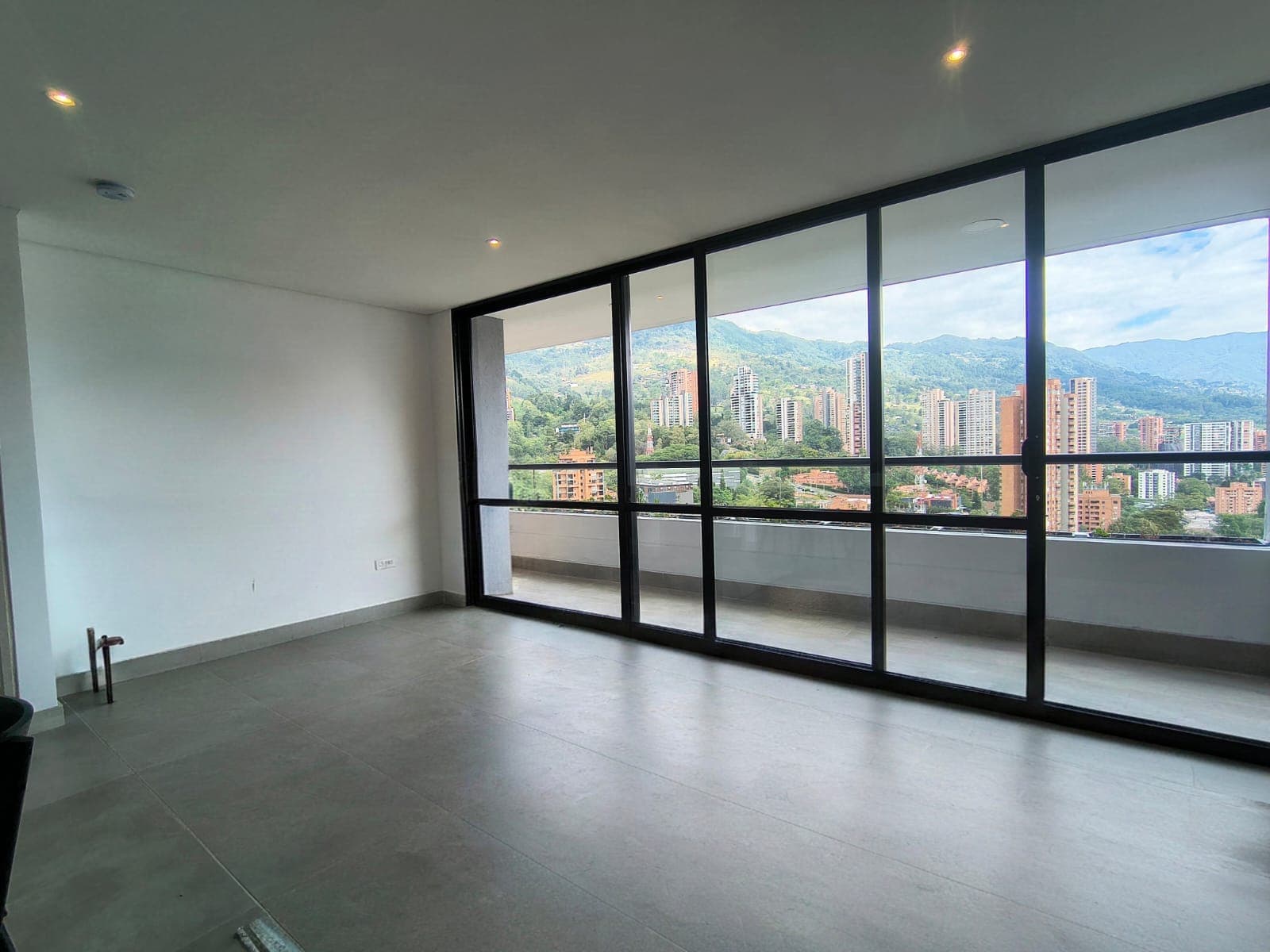 Apartamento en arriendo en Los Balsos, El Poblado, Medellín — foto 3 de 13