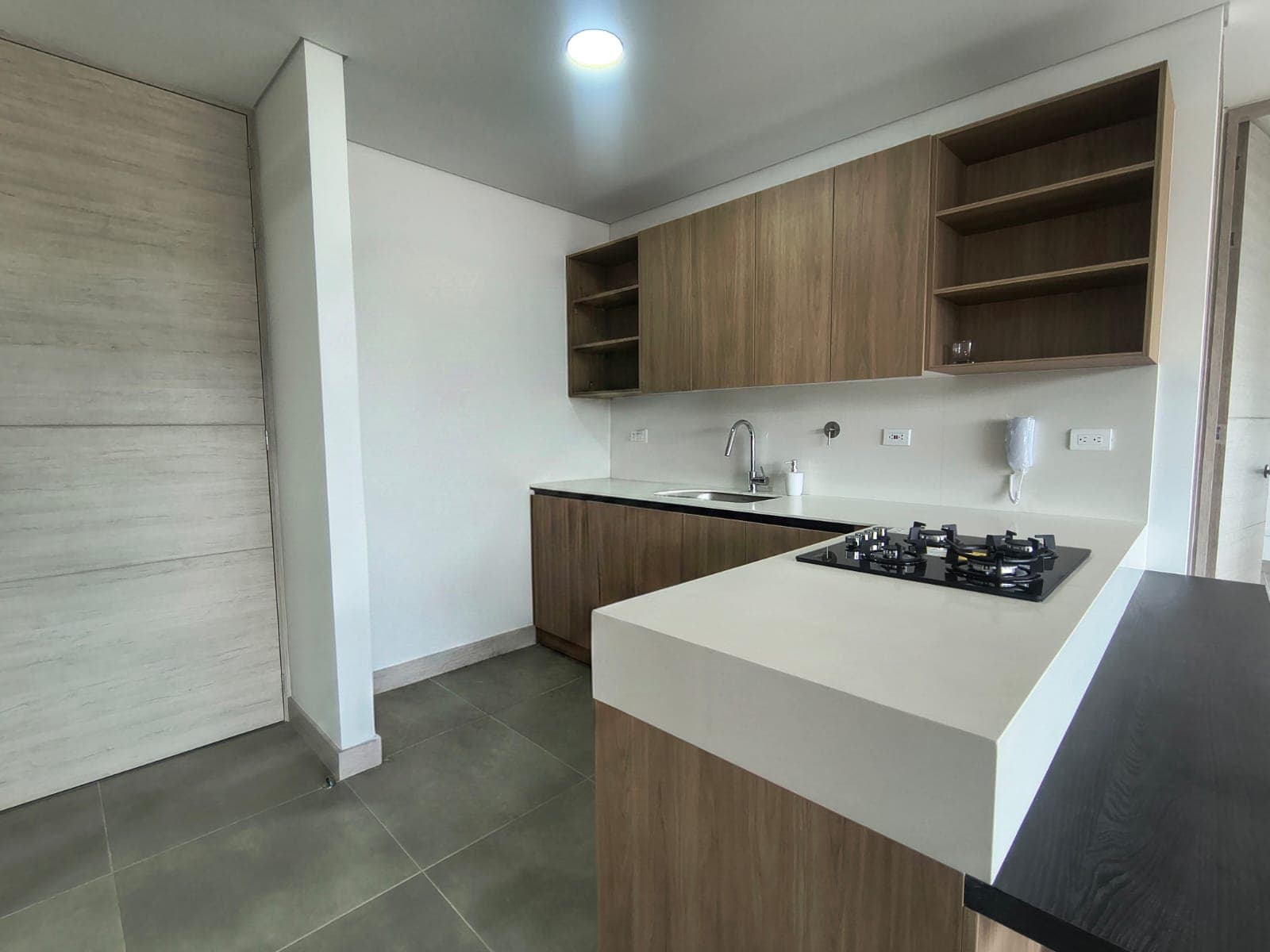 Apartamento en arriendo en Los Balsos, El Poblado, Medellín — foto 5 de 13