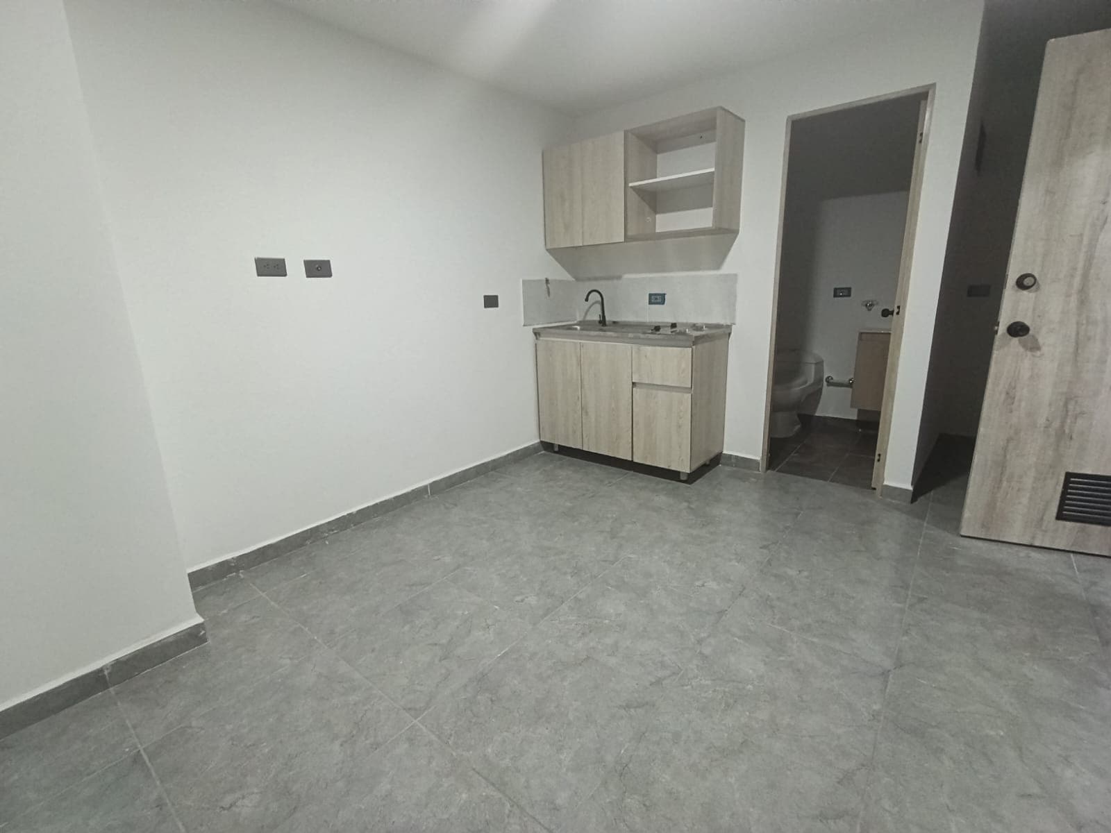 Apartaestudio en arriendo en El Dorado Envigado — foto 3 de 13