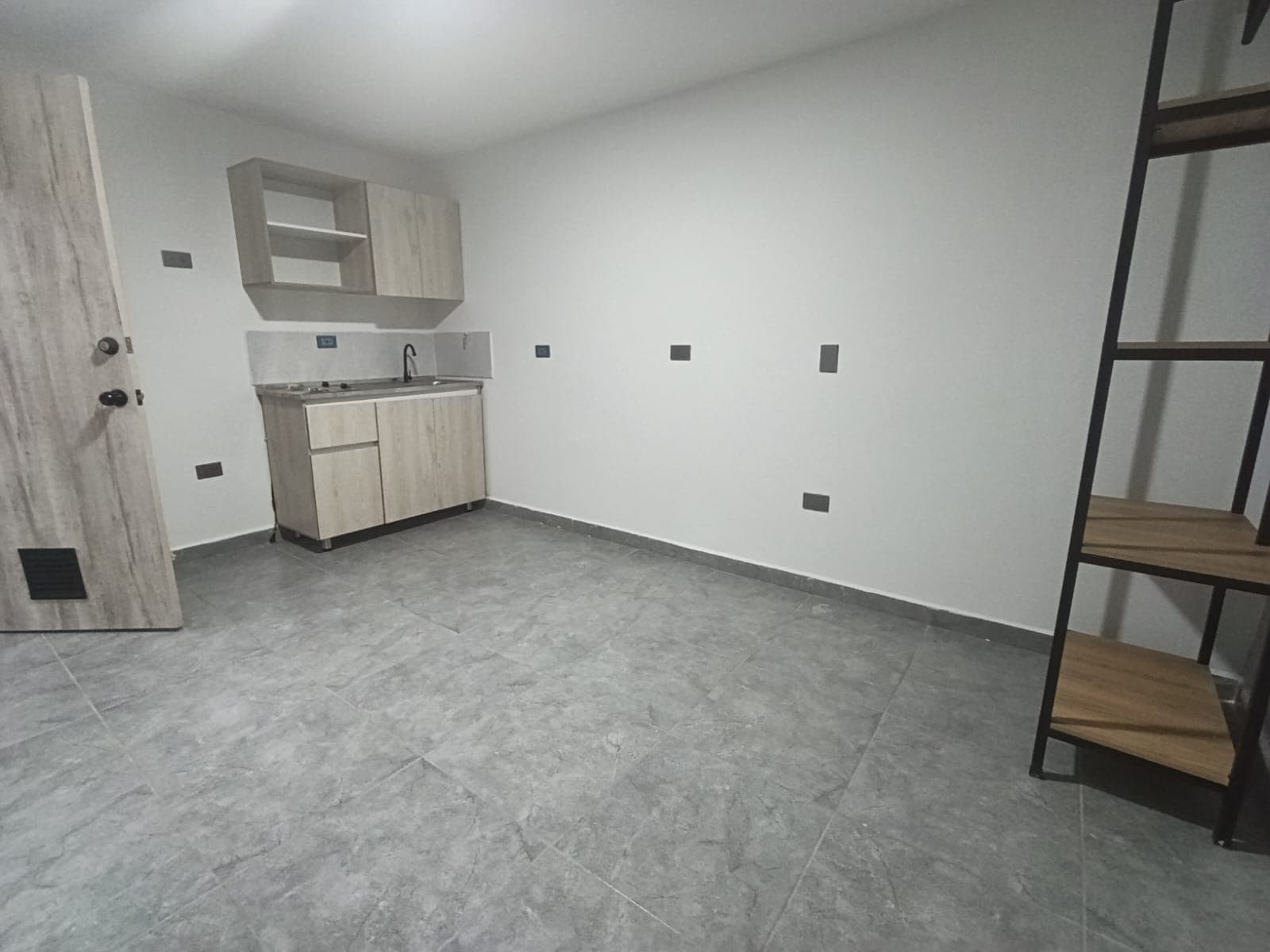 Apartaestudio en arriendo en El Dorado Envigado — foto 1 de 13
