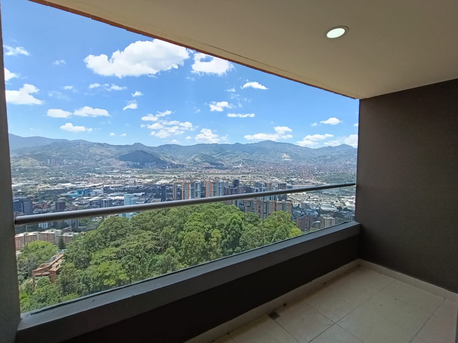 Apartaestudio en arriendo en Las Palmas Medellín, Centro — foto 1 de 14