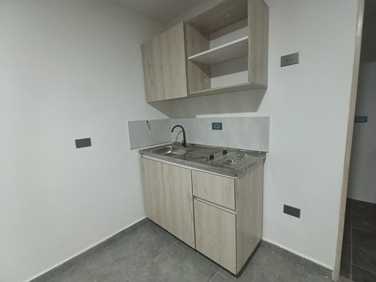 Apartaestudio en arriendo en El Dorado Envigado — foto 1 de 12