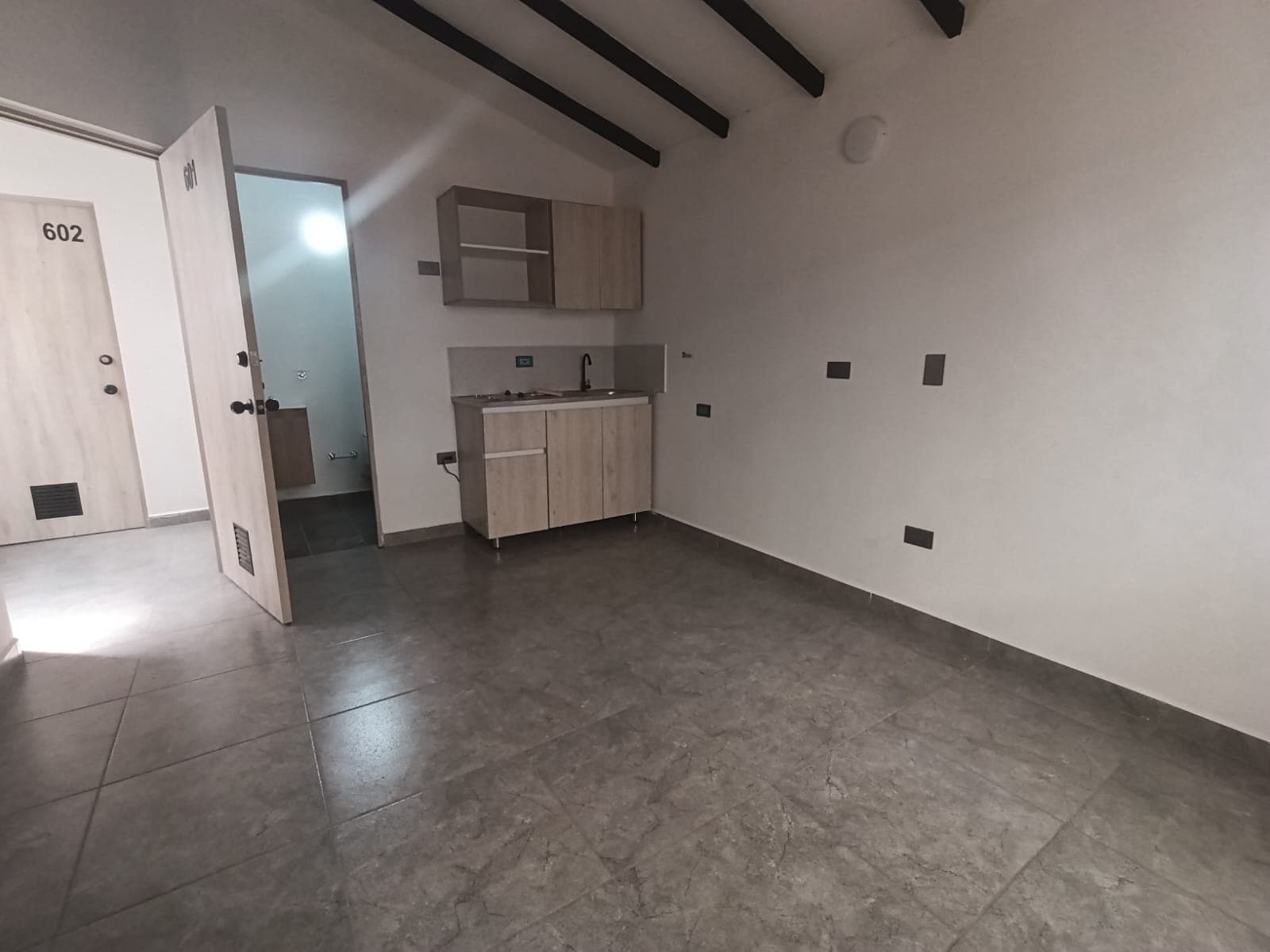 Apartaestudio en arriendo en El Dorado Envigado — foto 5 de 12