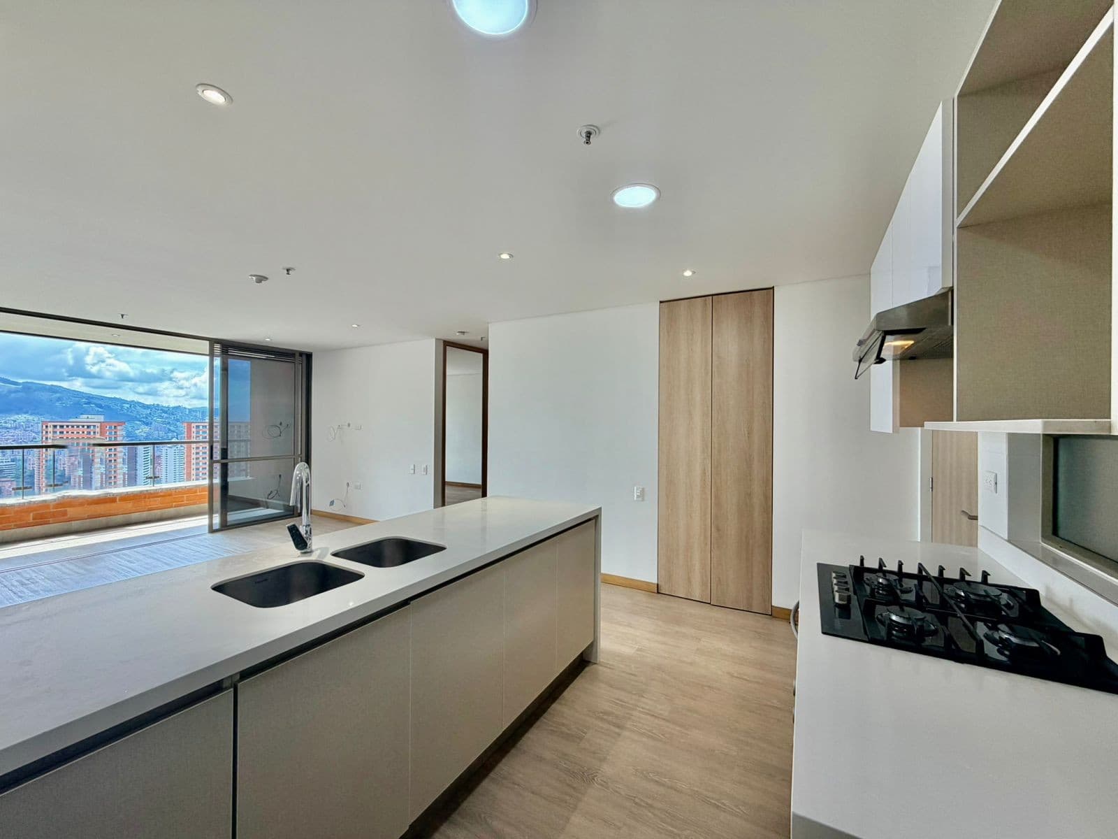 Apartamento en arriendo en Los Balsos, El Poblado, Medellín — foto 1 de 20