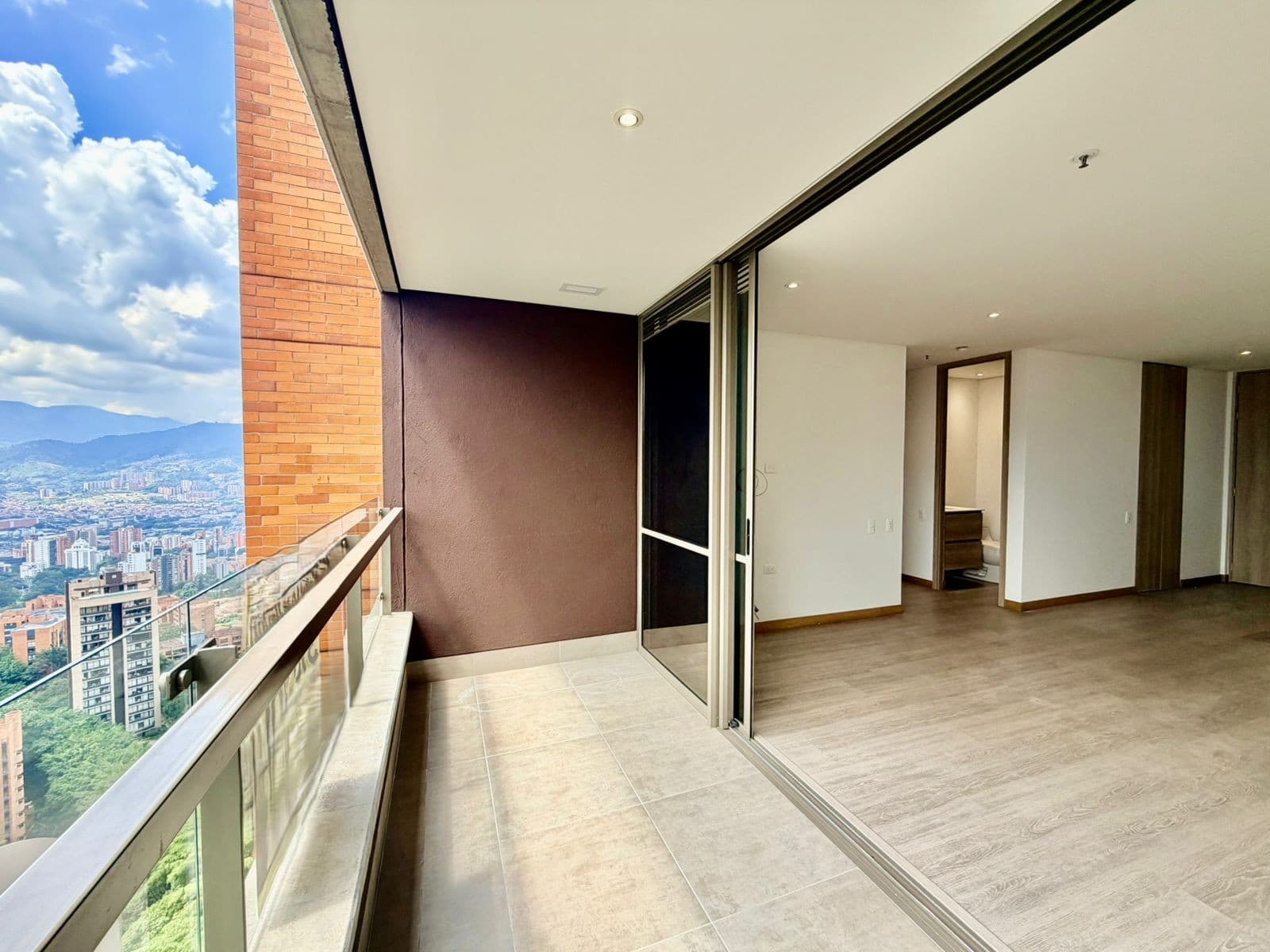 Apartamento en arriendo en Los Balsos, El Poblado, Medellín — foto 4 de 20