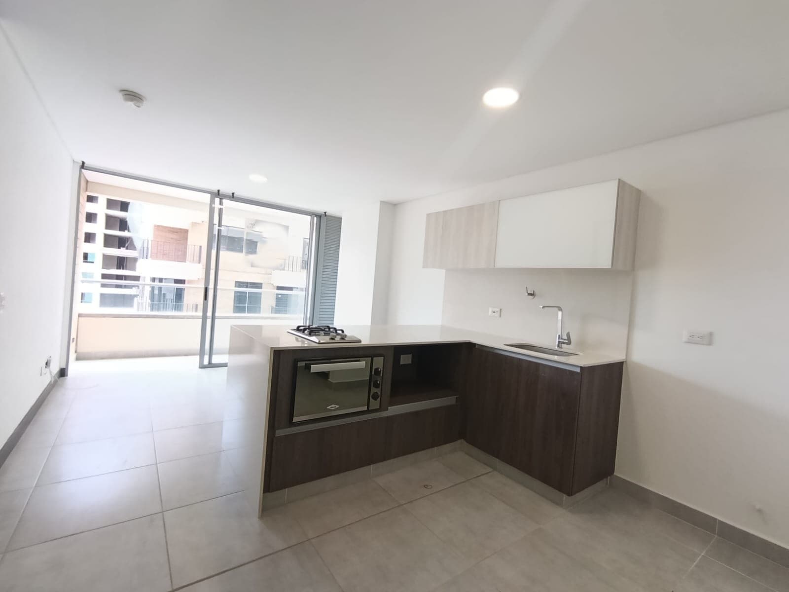 Apartamento en arriendo en Ciudad del Rio, El Poblado, Medellín — foto 1 de 14