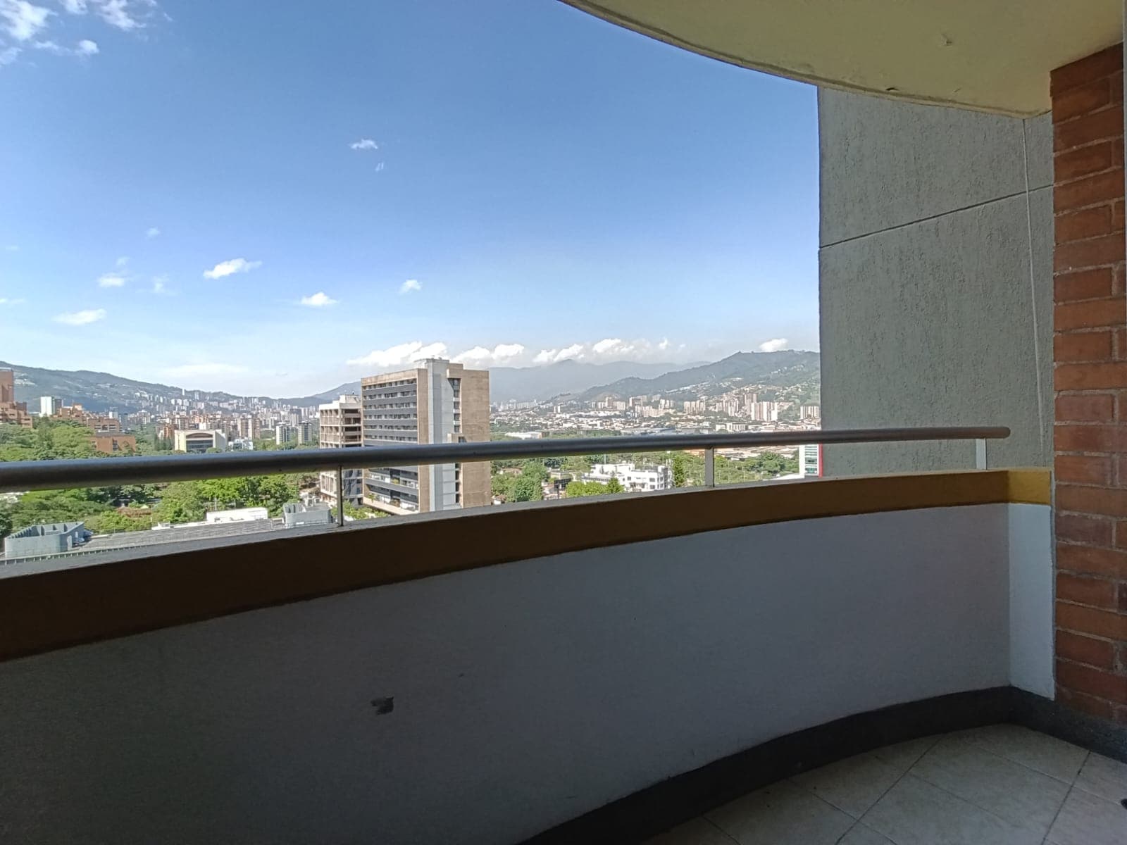 Apartamento en arriendo en Aguacatala, El Poblado, Medellín — foto 2 de 9