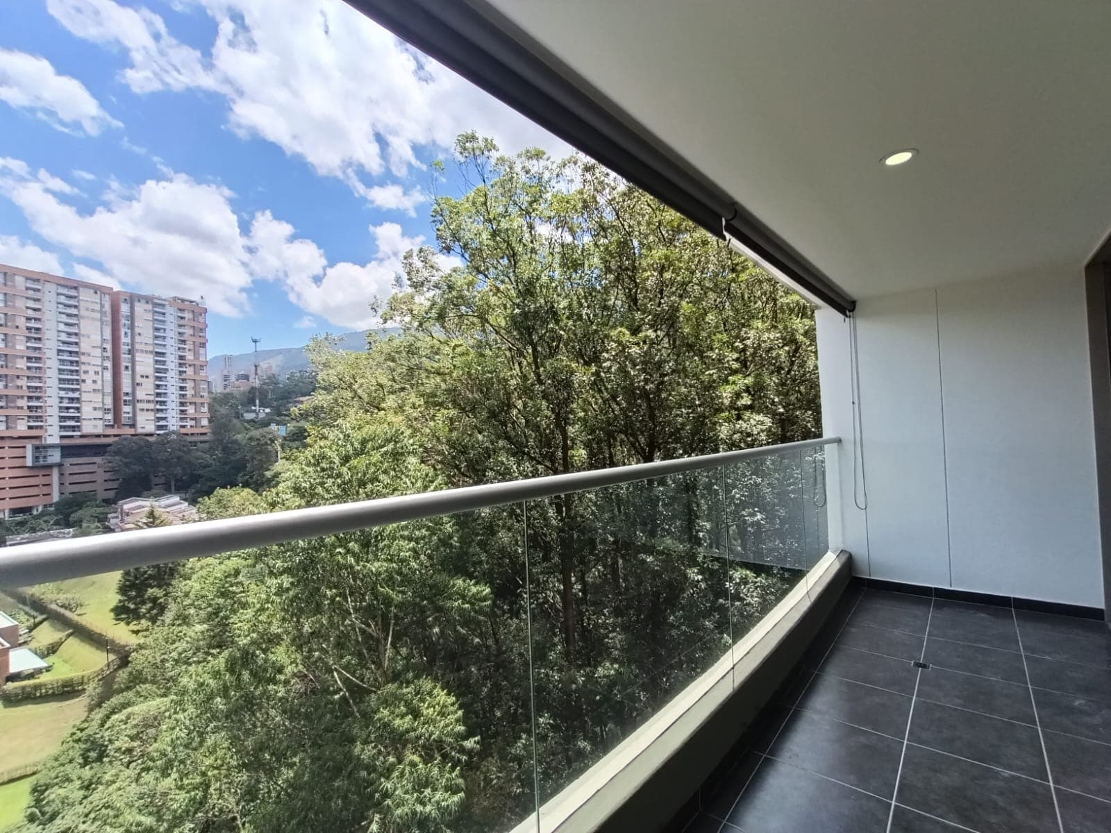 Apartamento en arriendo en Loma del Esmeraldal, Envigado — foto 1 de 17