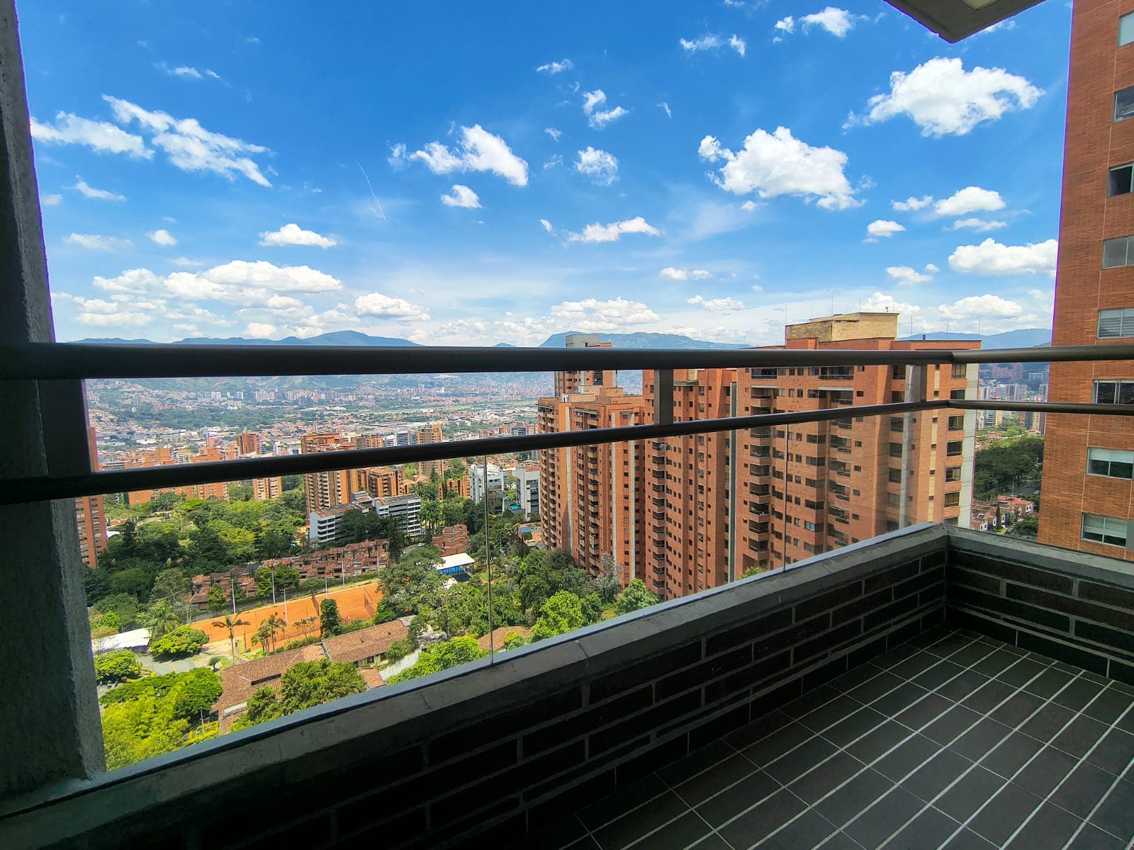Apartamento en arriendo en Los Balsos, El Poblado, Medellín — foto 2 de 12