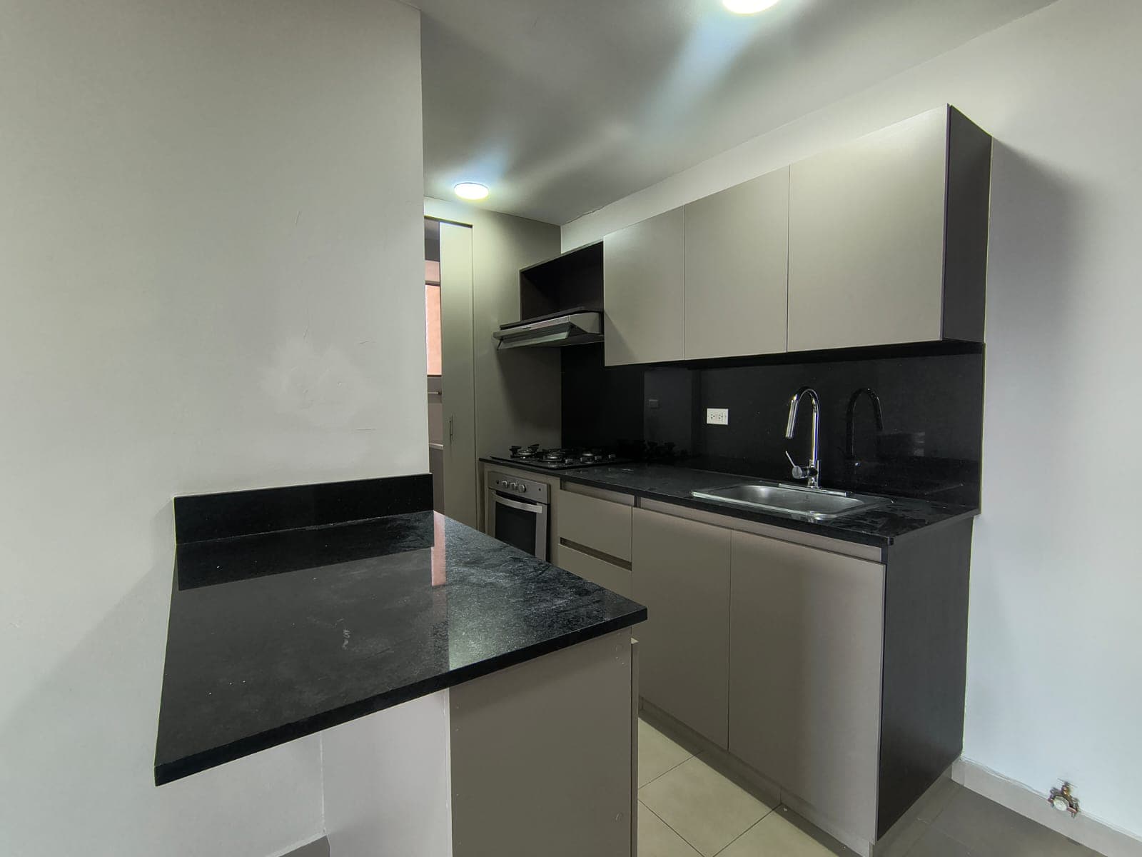 Apartamento en arriendo en Los Balsos, El Poblado, Medellín — foto 5 de 12
