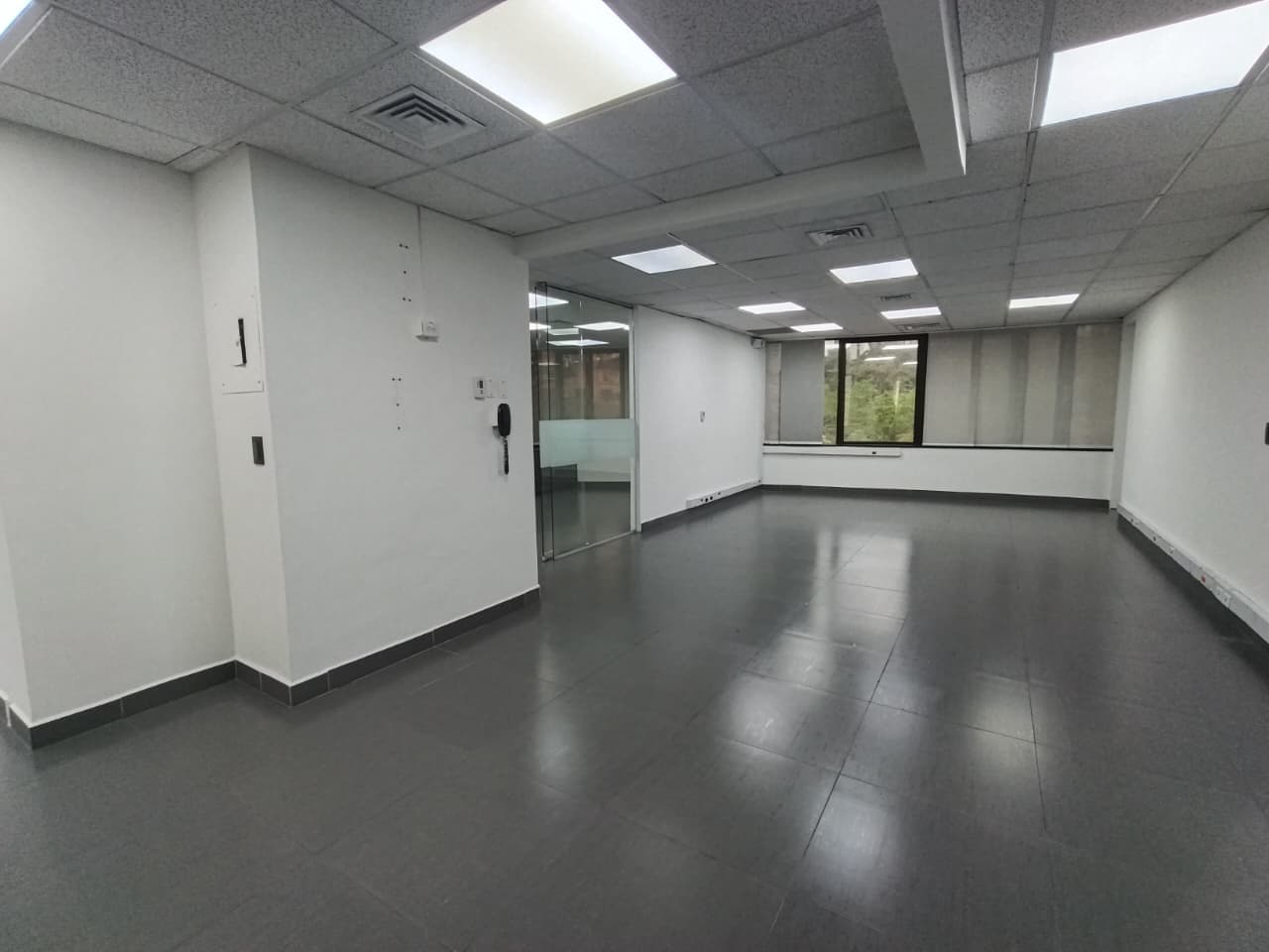 Oficina en arriendo en Santa María de los Ángeles, El Poblado, Medellín — foto 1 de 17