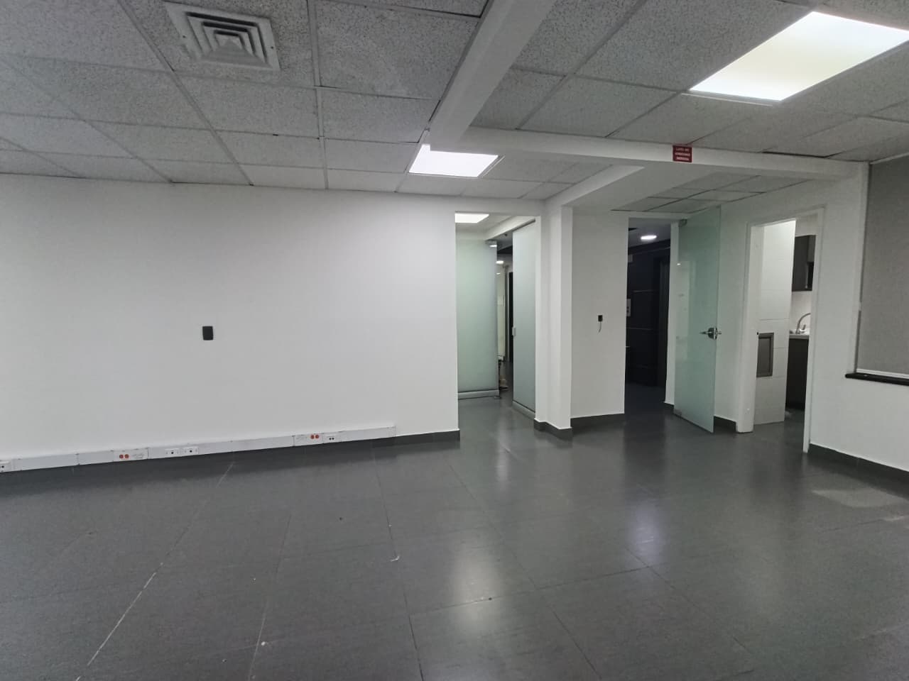 Oficina en arriendo en Santa María de los Ángeles, El Poblado, Medellín — foto 2 de 17