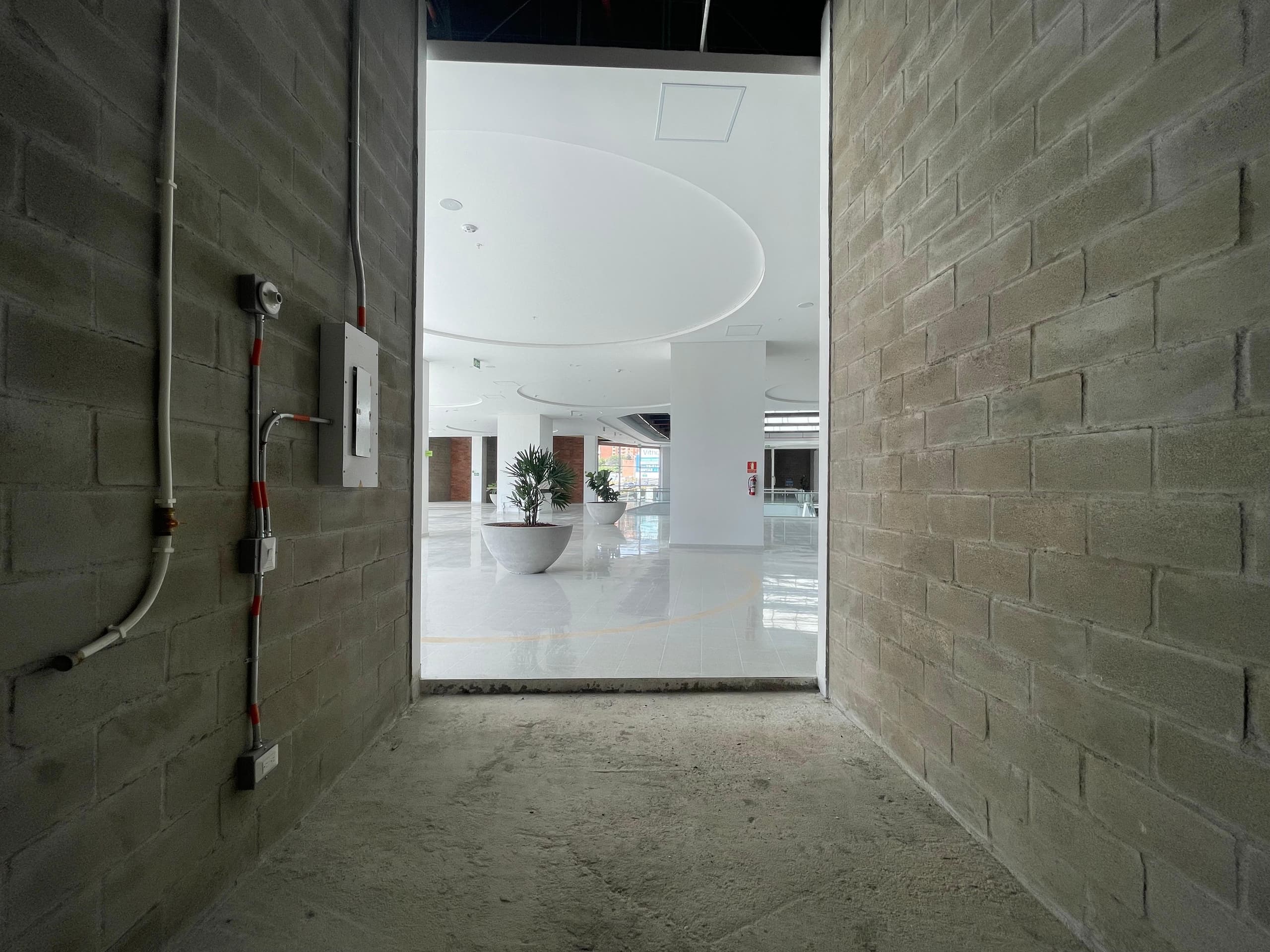 Local en arriendo en Los Pinos, La America, Medellín — foto 1 de 10