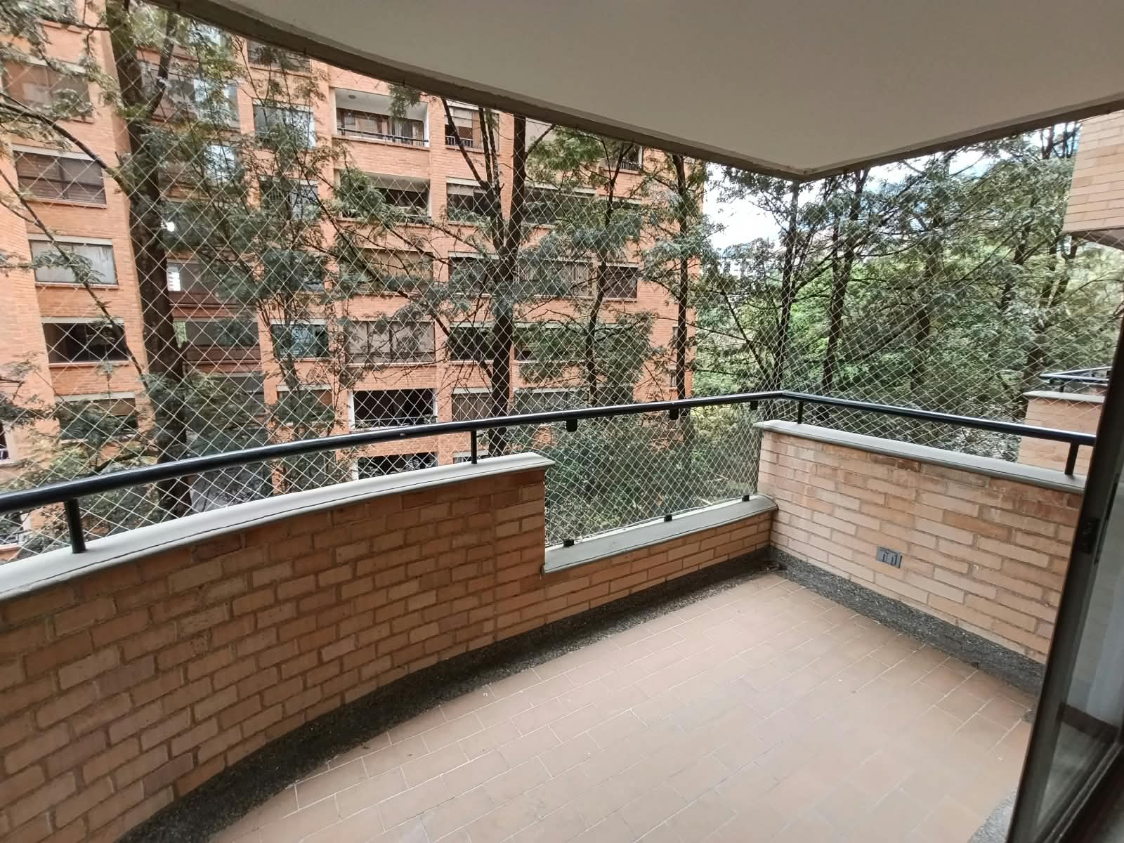 Apartamento en arriendo en Los Balsos, El Poblado, Medellín — foto 1 de 17