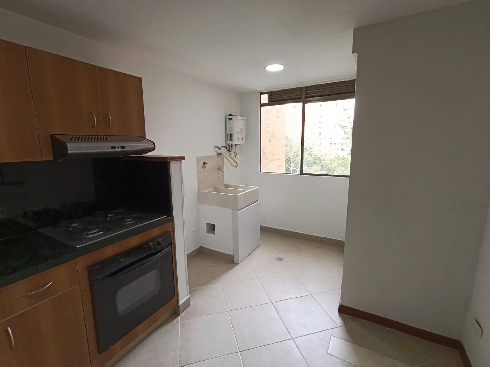 Apartamento en arriendo en Los Balsos, El Poblado, Medellín — foto 4 de 17