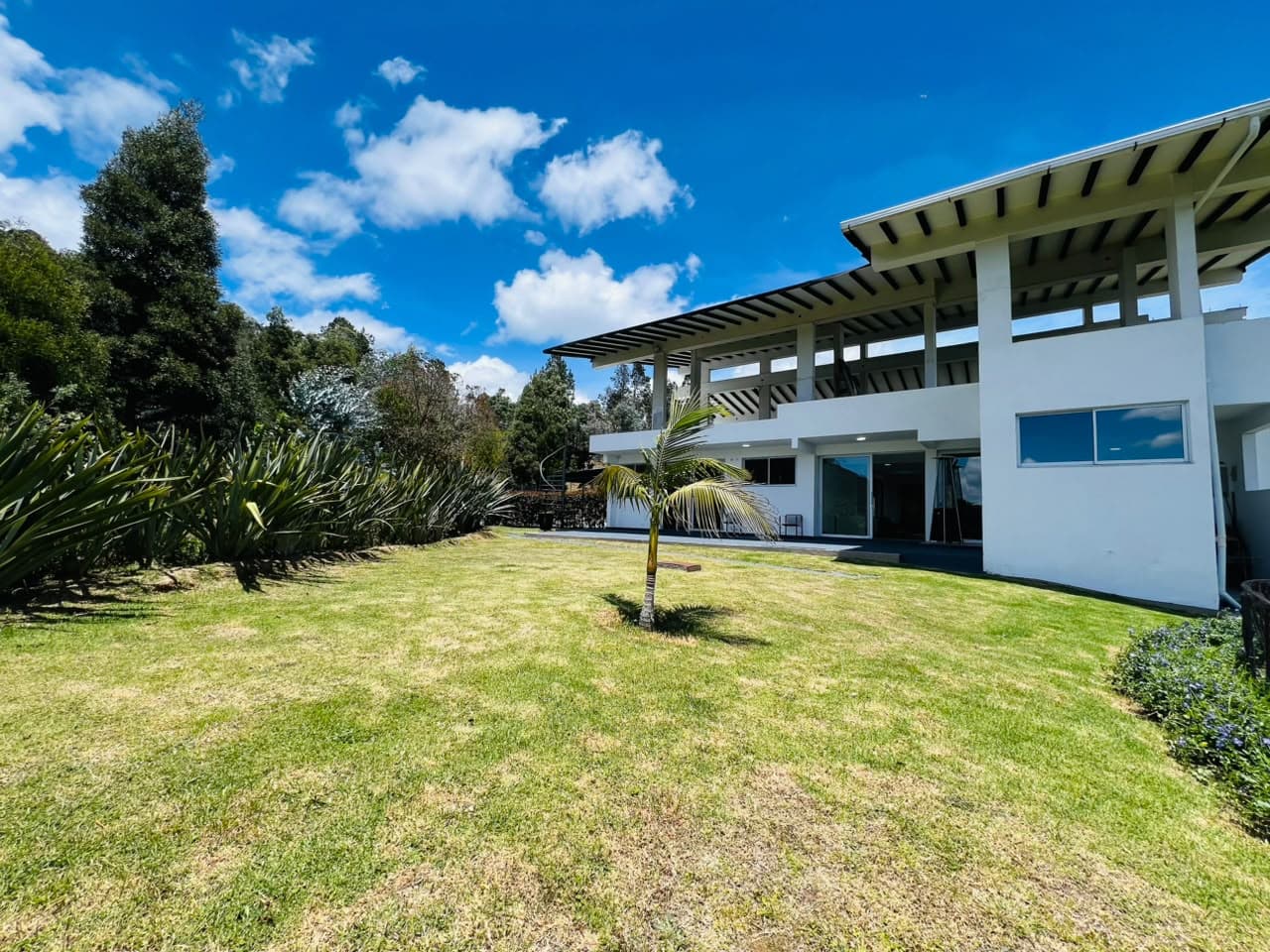 Casa Campestre en arriendo en Loma del Escobero Envigado — foto 1 de 20