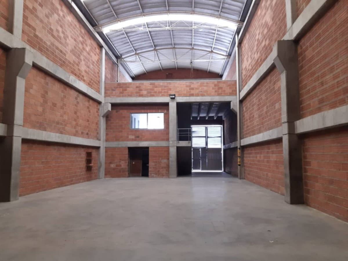 Bodega en arriendo en Los Naranjos Itagui — foto 1 de 12