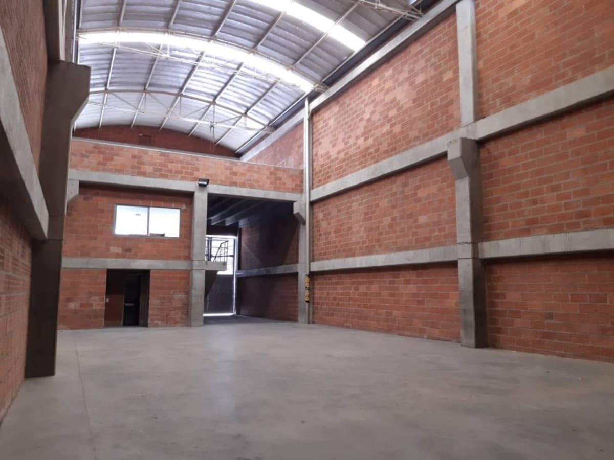 Bodega en arriendo en Los Naranjos Itagui — foto 3 de 12