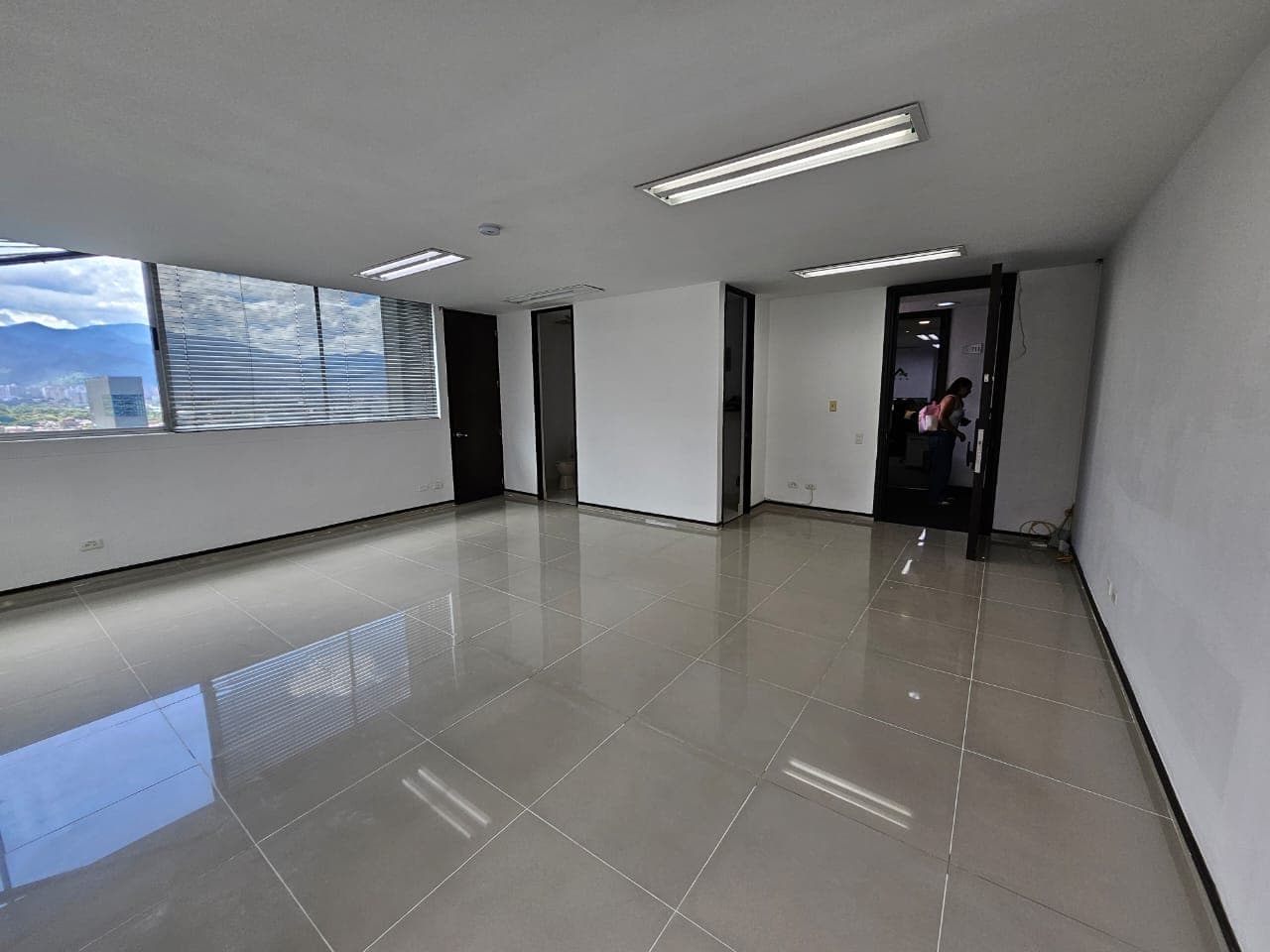Oficina en arriendo en Los Balsos, El Poblado, Medellín — foto 1 de 10