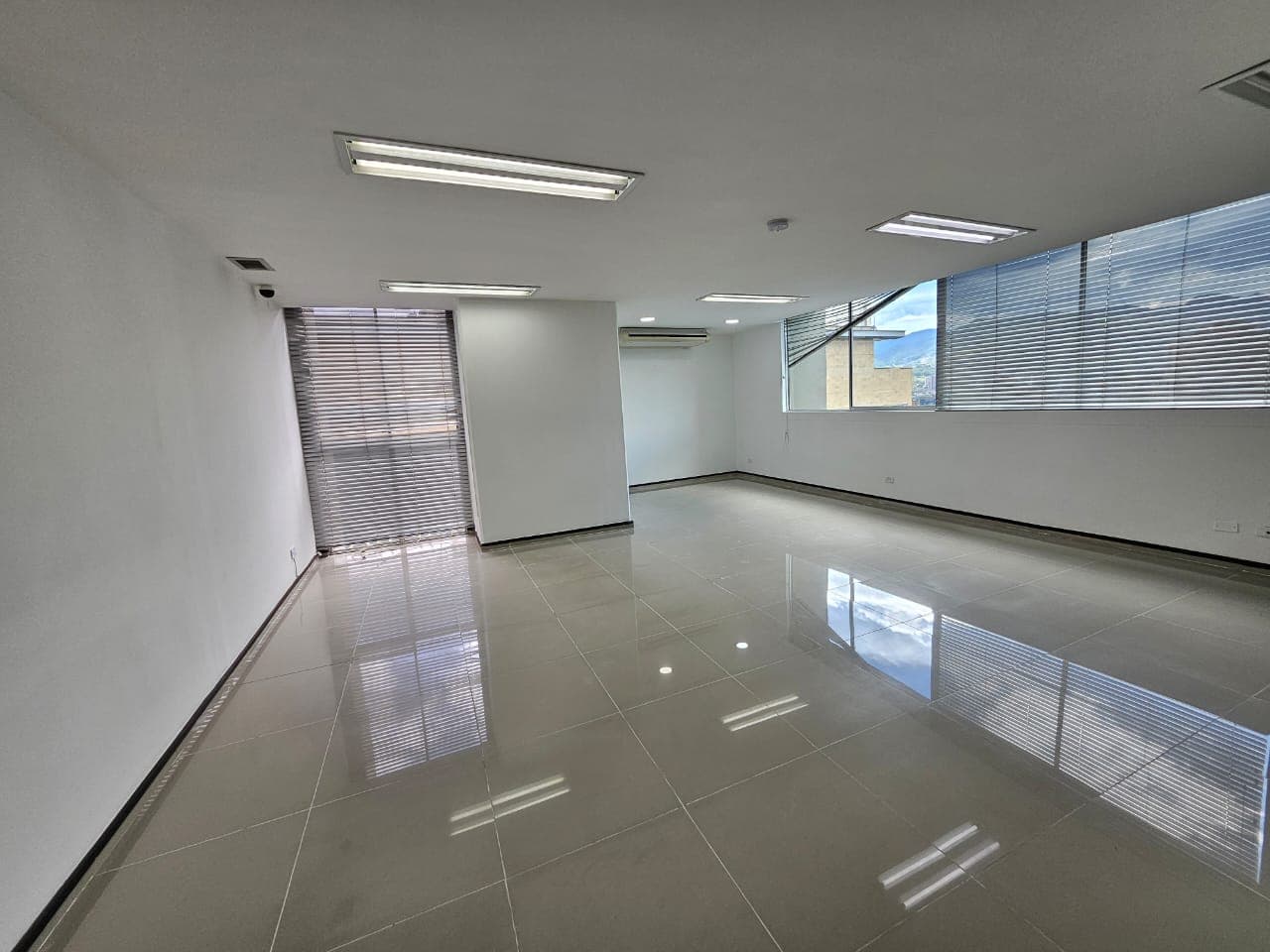 Oficina en arriendo en Los Balsos, El Poblado, Medellín — foto 2 de 10