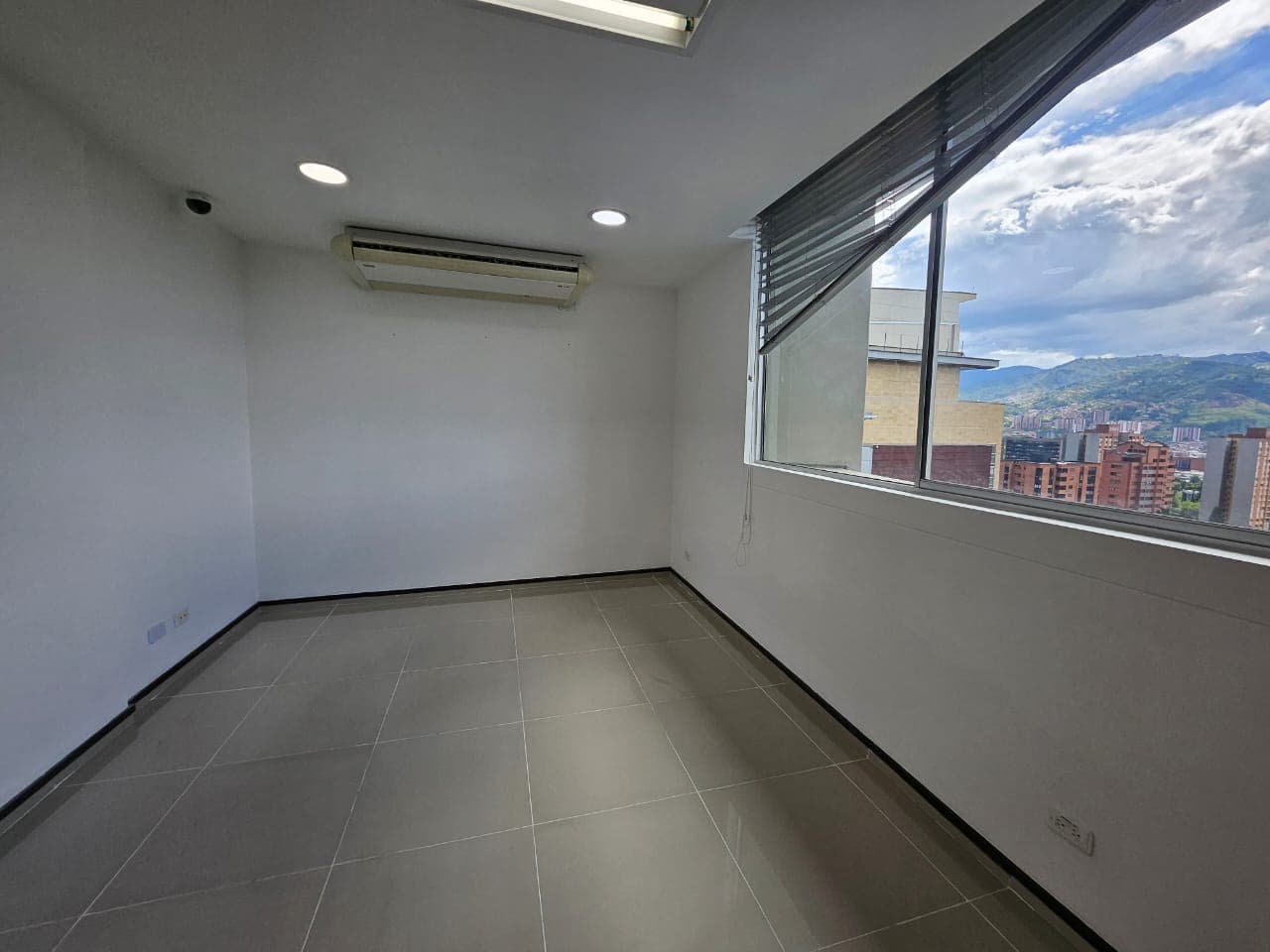 Oficina en arriendo en Los Balsos, El Poblado, Medellín — foto 3 de 10
