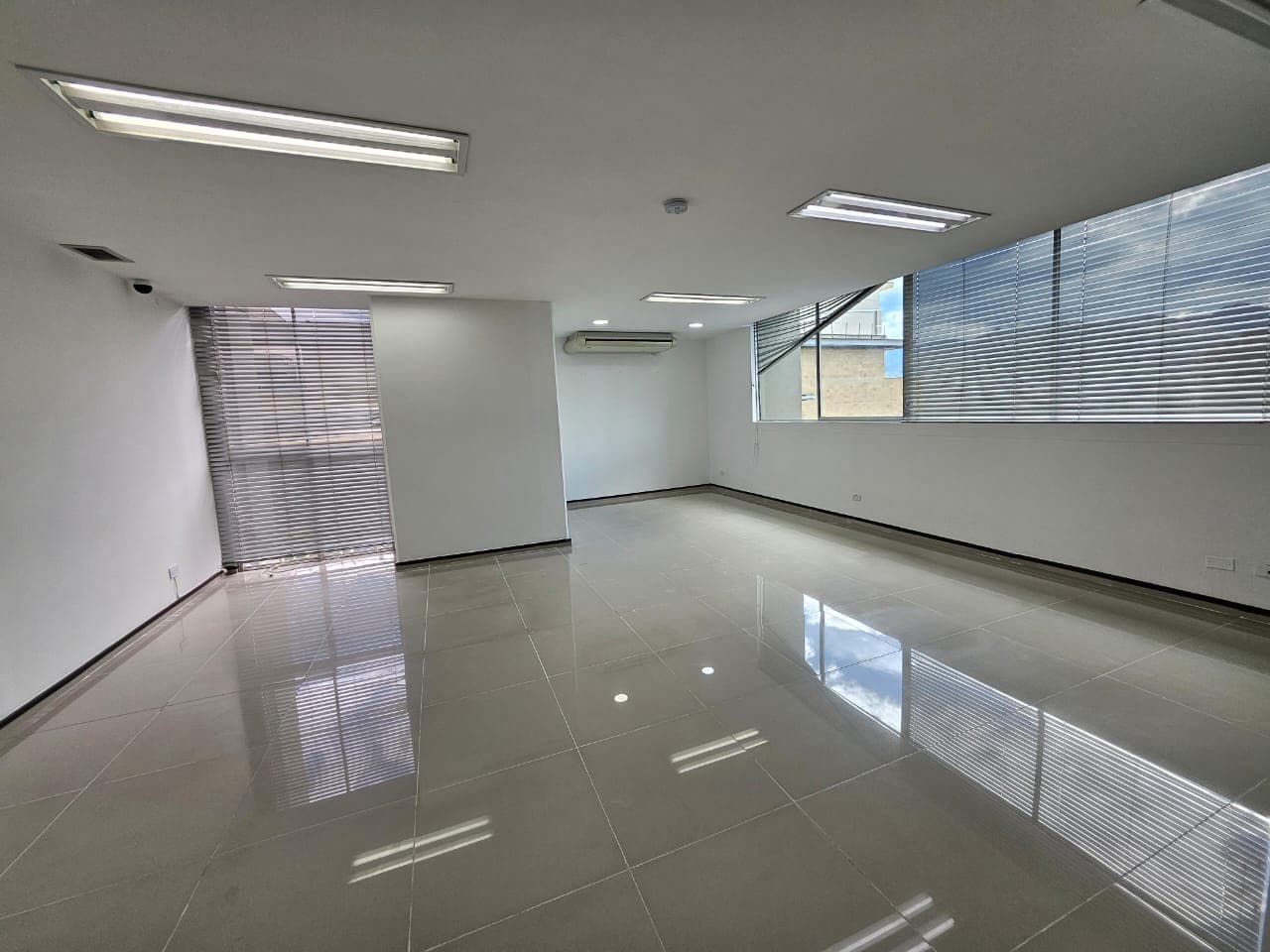 Oficina en arriendo en Los Balsos, El Poblado, Medellín — foto 5 de 10