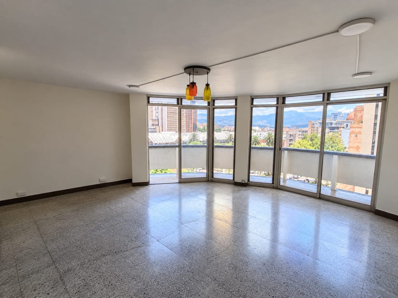 Oficina en arriendo en La Candelaria, Centro, Medellín — foto 1 de 10