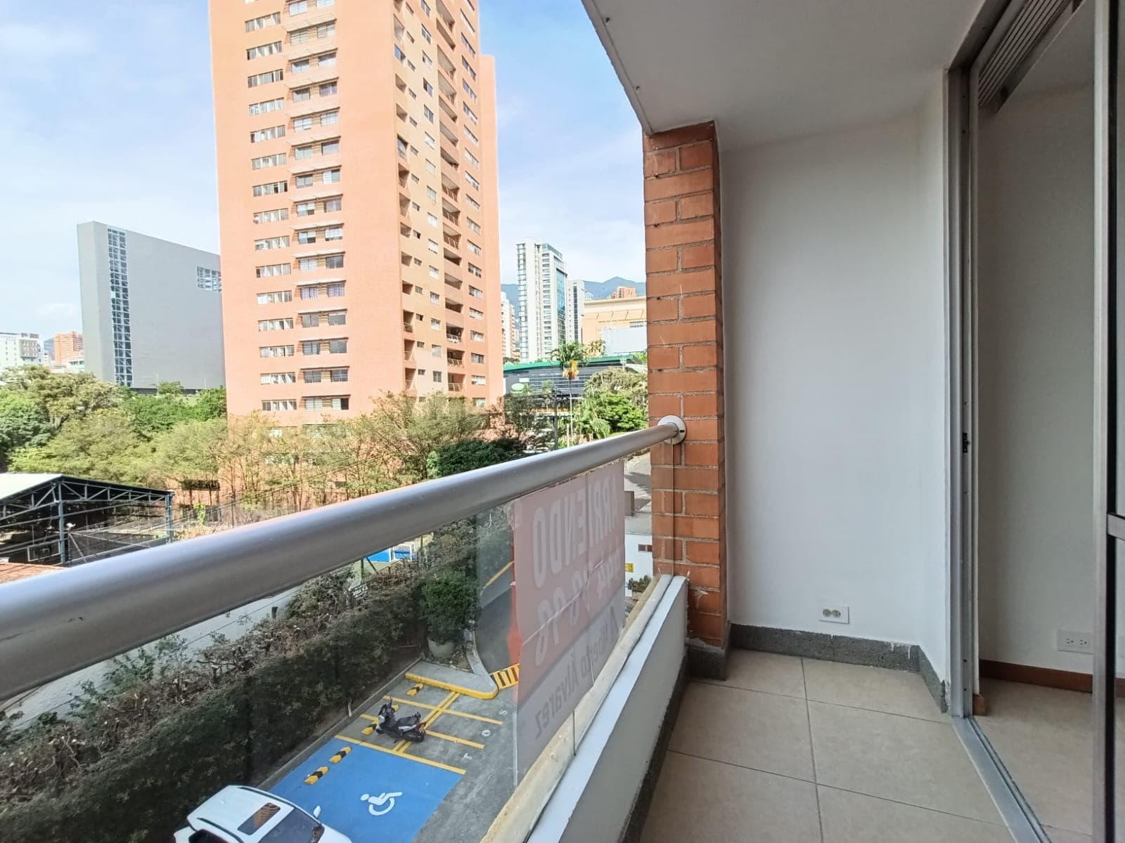 Apartamento en arriendo en Aguacatala, El Poblado, Medellín — foto 3 de 19