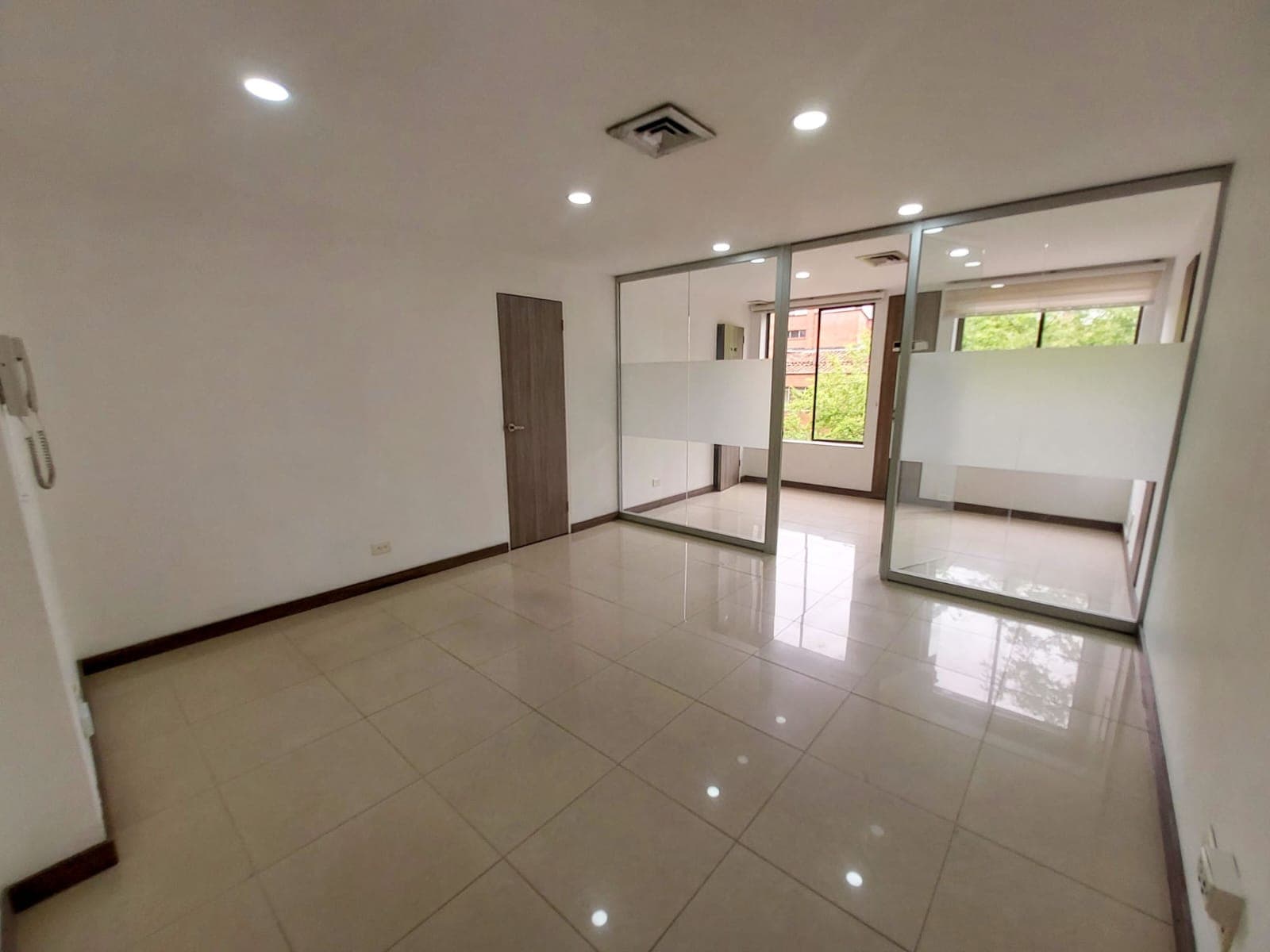 Oficina en arriendo en Milla de Oro, El Poblado, Medellín — foto 1 de 8