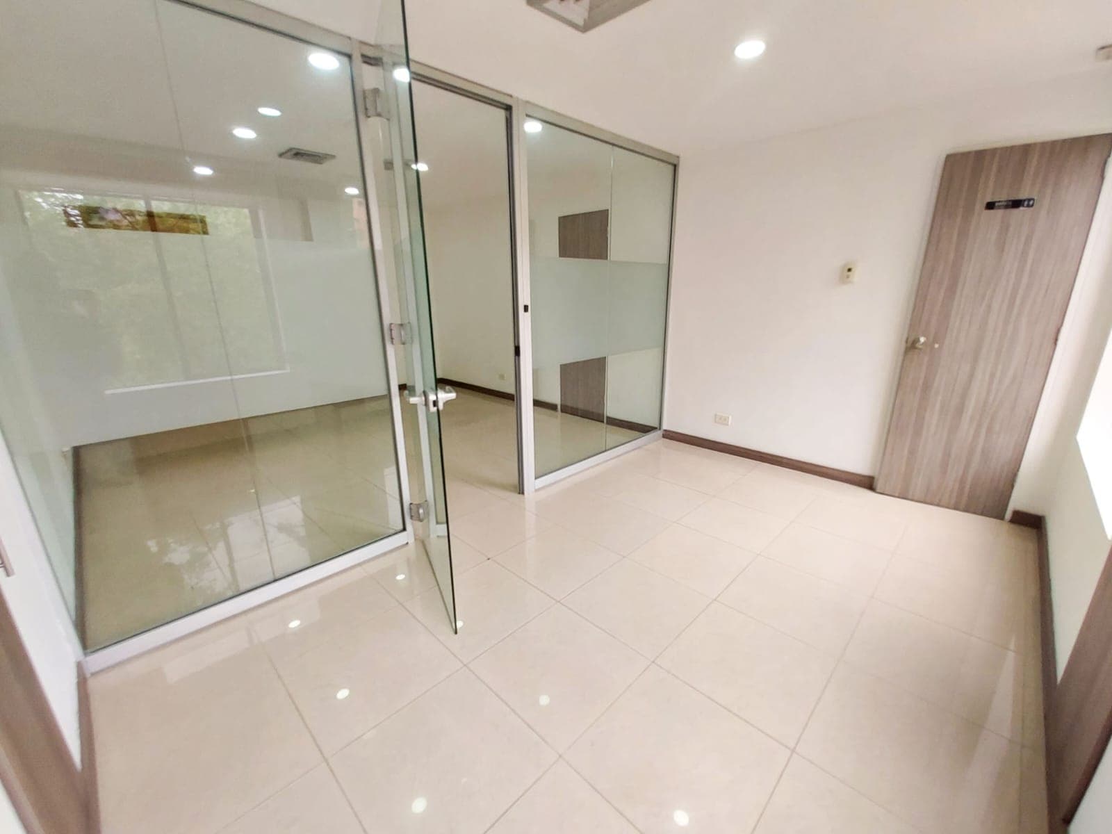 Oficina en arriendo en Milla de Oro, El Poblado, Medellín — foto 3 de 8
