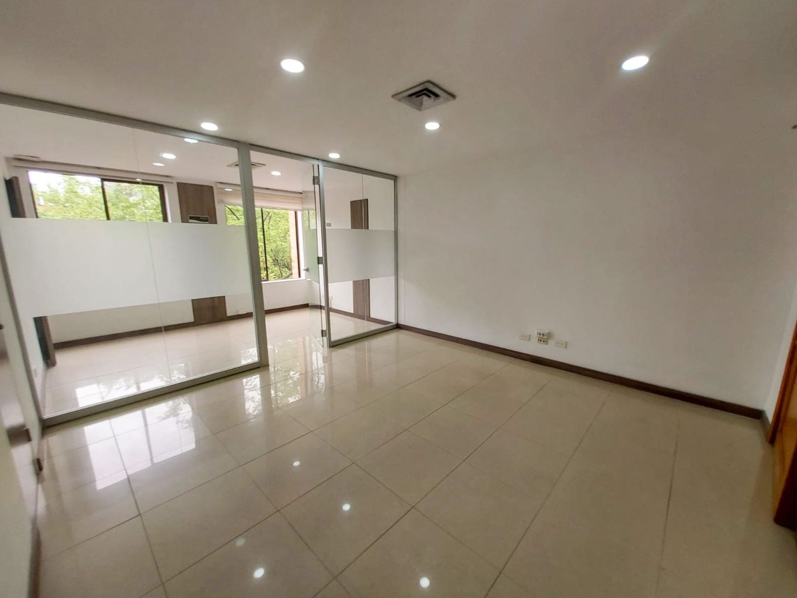 Oficina en arriendo en Milla de Oro, El Poblado, Medellín — foto 4 de 8