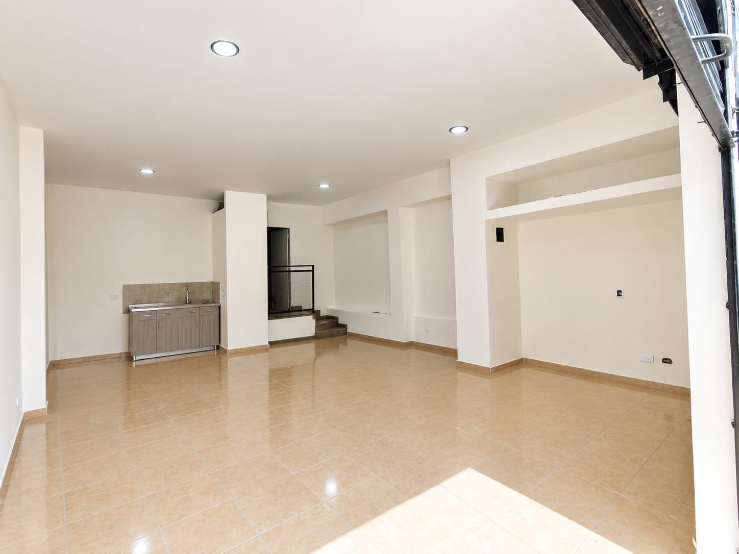 Local en arriendo en La Castellana, Laureles, Medellín — foto 1 de 8