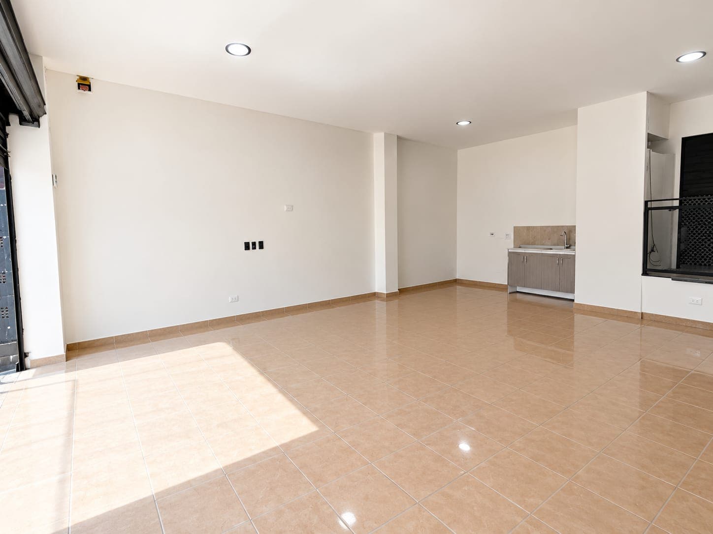 Local en arriendo en La Castellana, Laureles, Medellín — foto 3 de 8