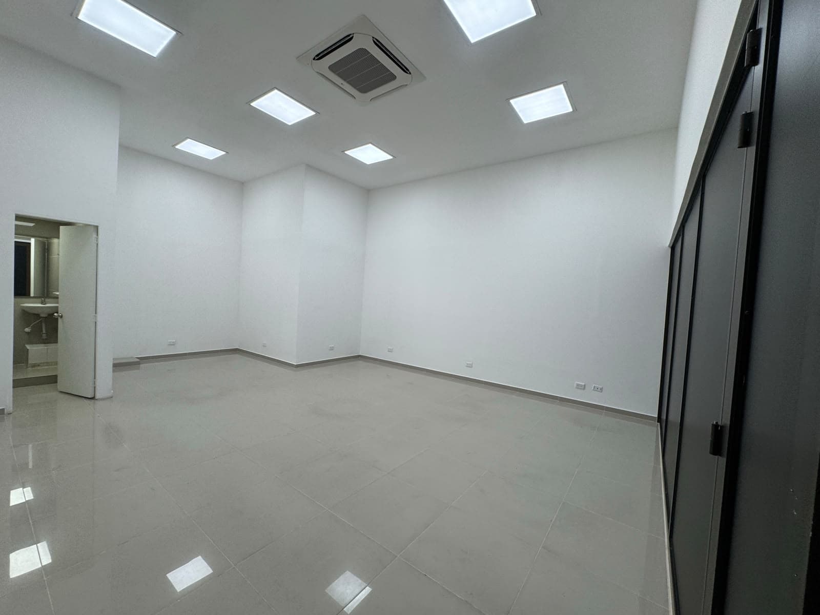 Oficina en arriendo en El Poblado, Medellín — foto 2 de 12