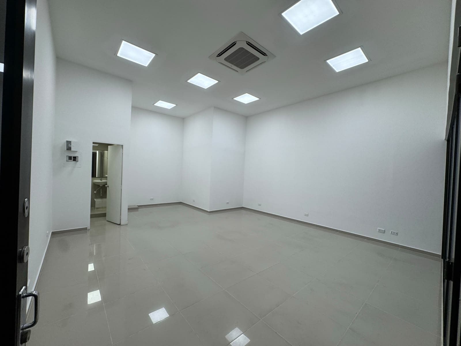 Oficina en arriendo en El Poblado, Medellín — foto 3 de 12