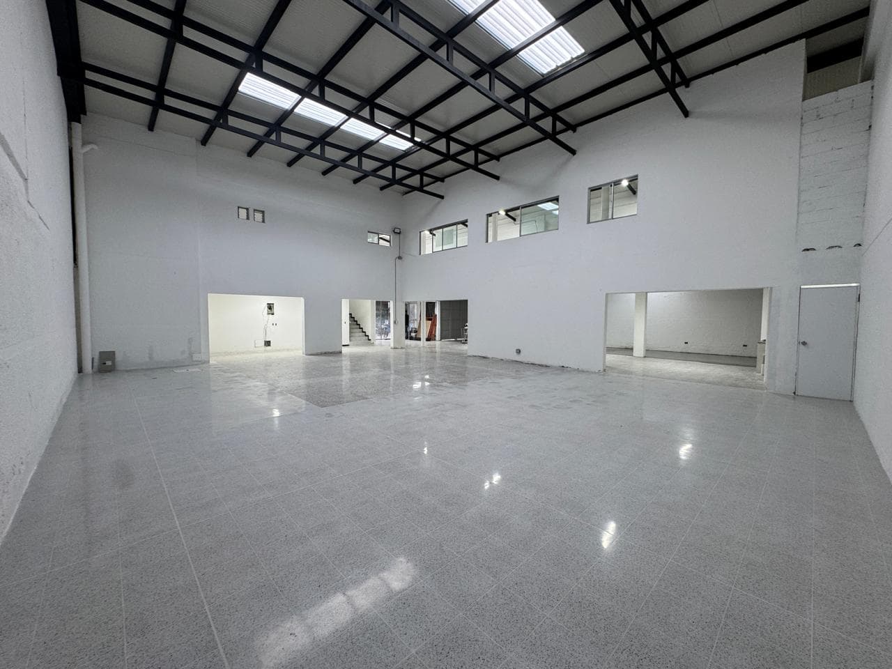 Local en arriendo en Medellín — foto 1 de 20