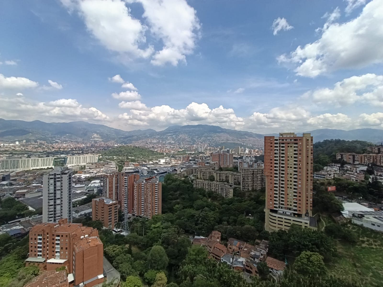 Apartamento en arriendo en Loma de San Julián, El Poblado, Medellín — foto 1 de 16
