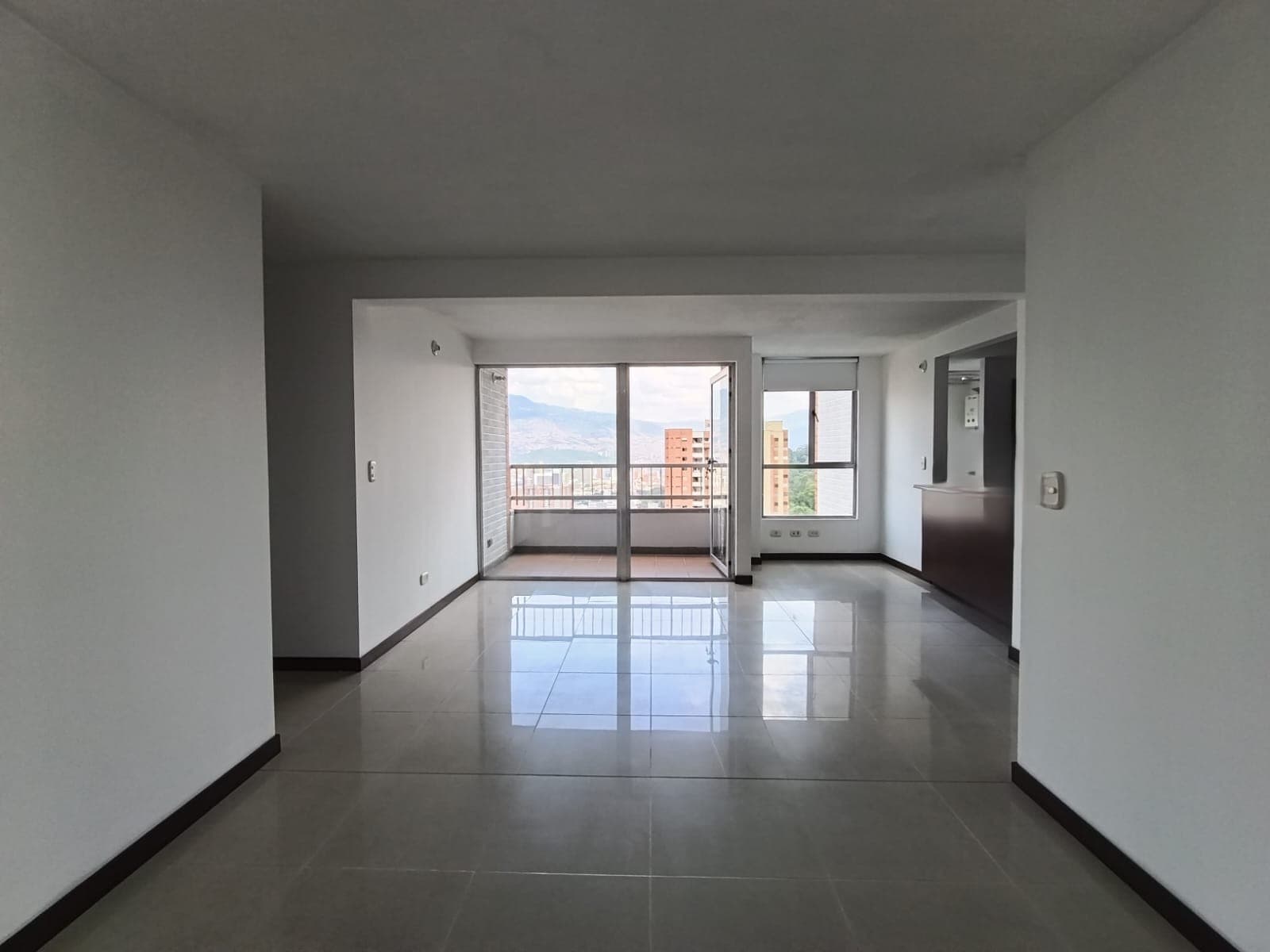 Apartamento en arriendo en Loma de San Julián, El Poblado, Medellín — foto 4 de 16