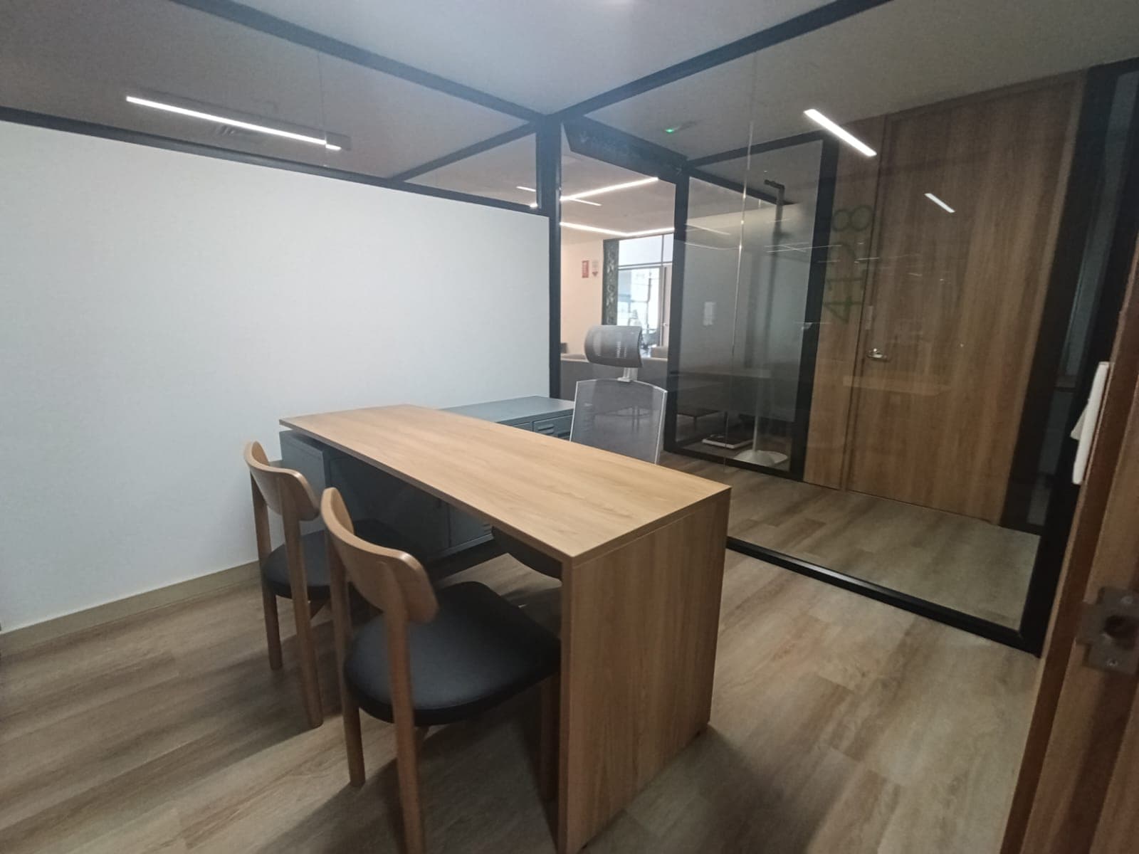 Oficina en arriendo en Los Colores, Laureles, Medellín — foto 2 de 20