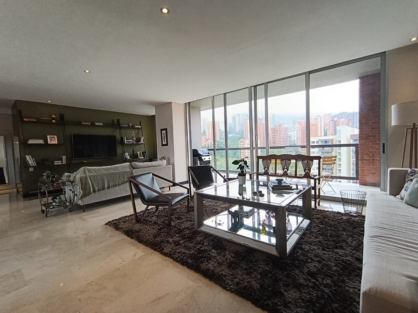 Apartamento en arriendo en La Visitacion Los Gonzalez, El Poblado, Medellín — foto 1 de 20