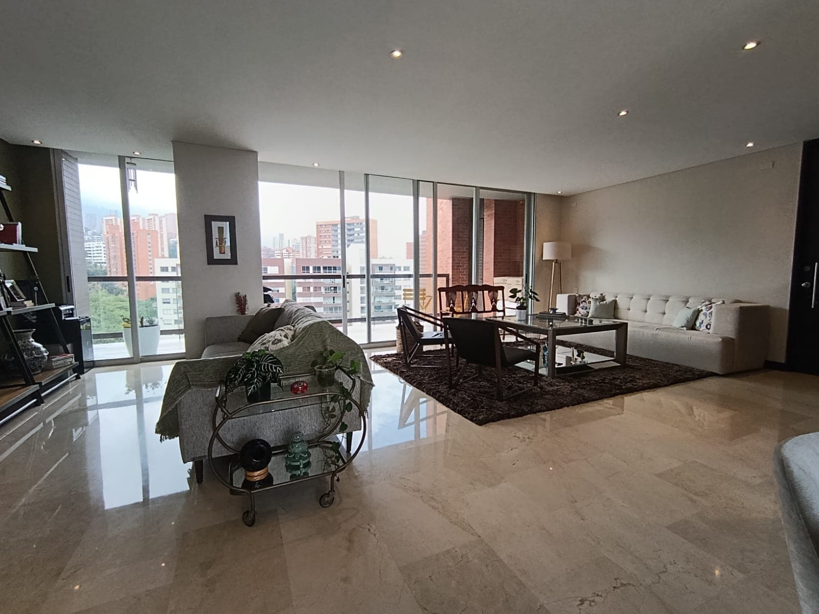 Apartamento en arriendo en La Visitacion Los Gonzalez, El Poblado, Medellín — foto 2 de 20