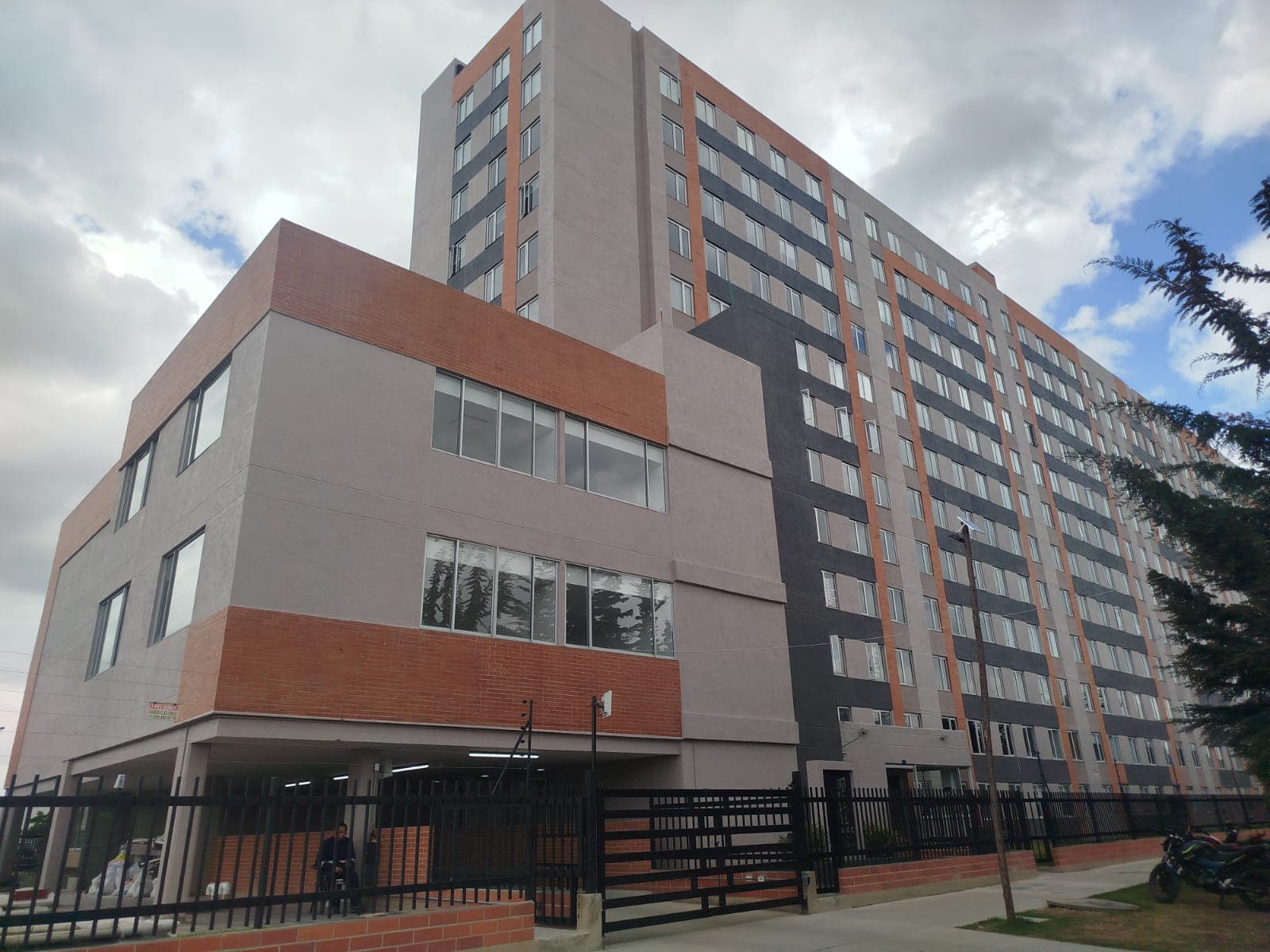 Apartaestudio en arriendo en Los Álamos, Engativa, Bogotá, D.C. — foto 1 de 16