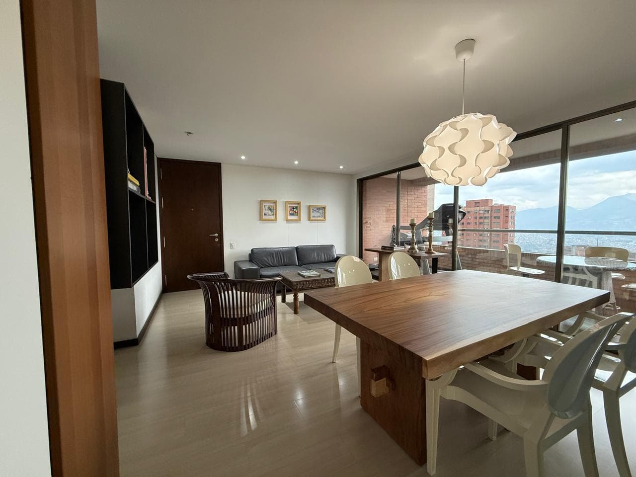 Apartamento en arriendo en La Calera, El Poblado, Medellín — foto 1 de 14
