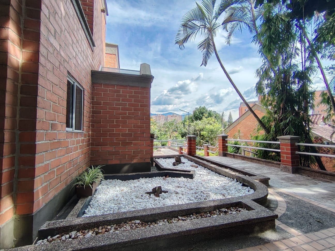Casa Vivienda en arriendo en La Frontera, El Poblado, Medellín — foto 2 de 20