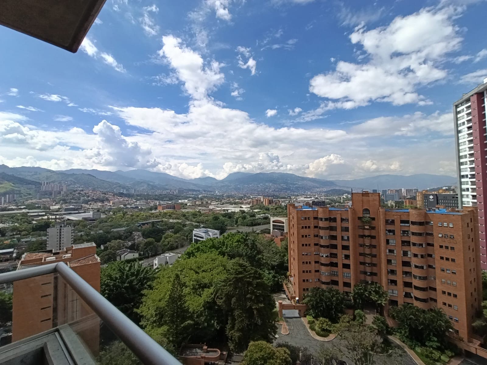 Apartamento en arriendo en Santa María de los Ángeles, El Poblado, Medellín — foto 1 de 18